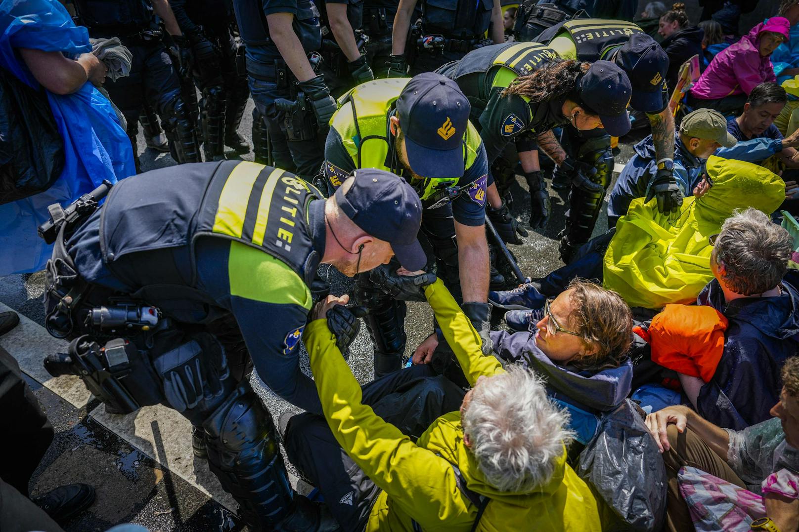 Diese hatten zum siebten Mal einen Streckenabschnitt einer Autobahn im Stadtzentrum blockiert, um gegen die niederländischen Subventionen für fossile Brennstoffe zu protestieren.