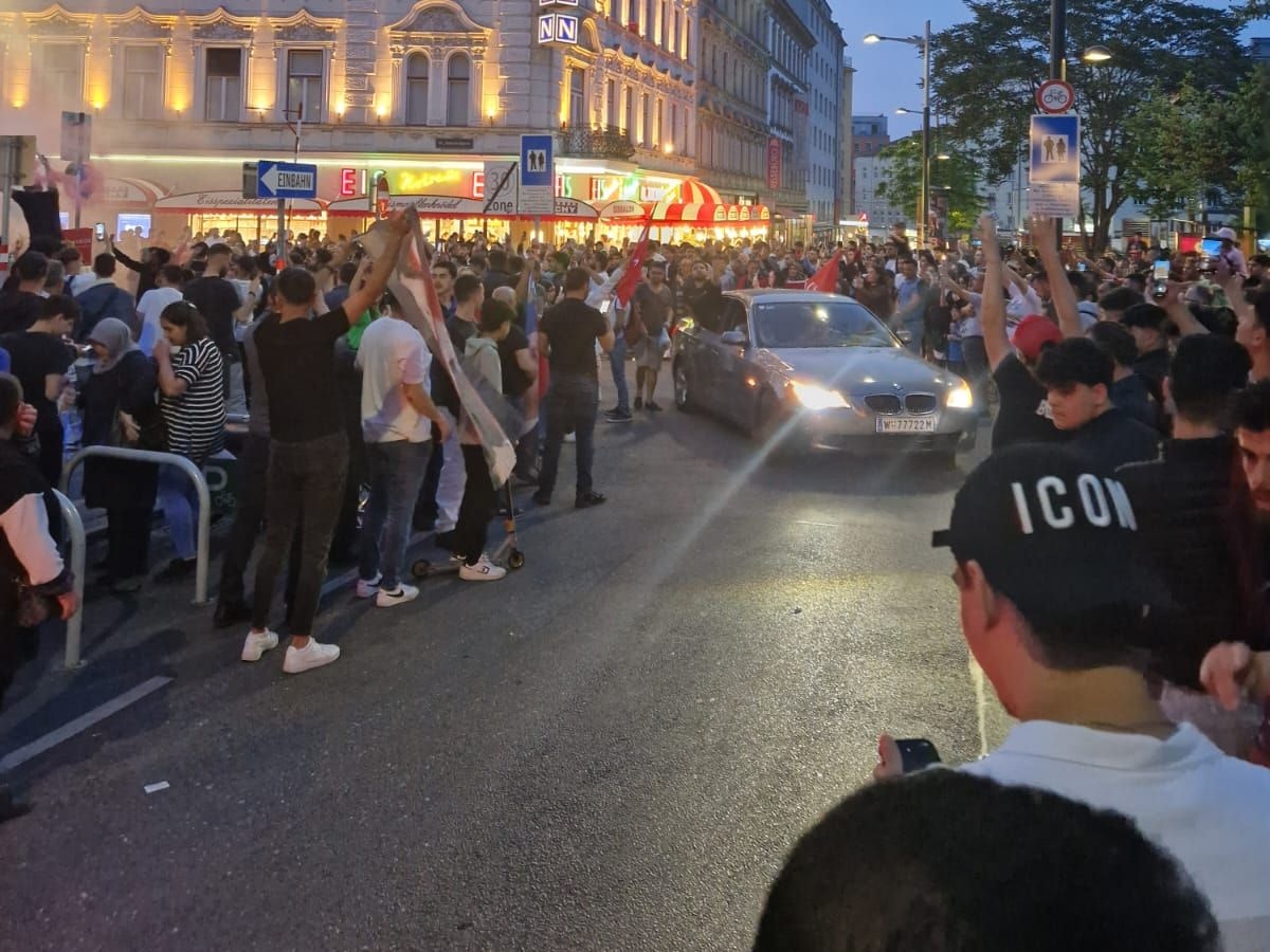Für Öffis und Einsatzkräfte gab es kein Durchkommen mehr.