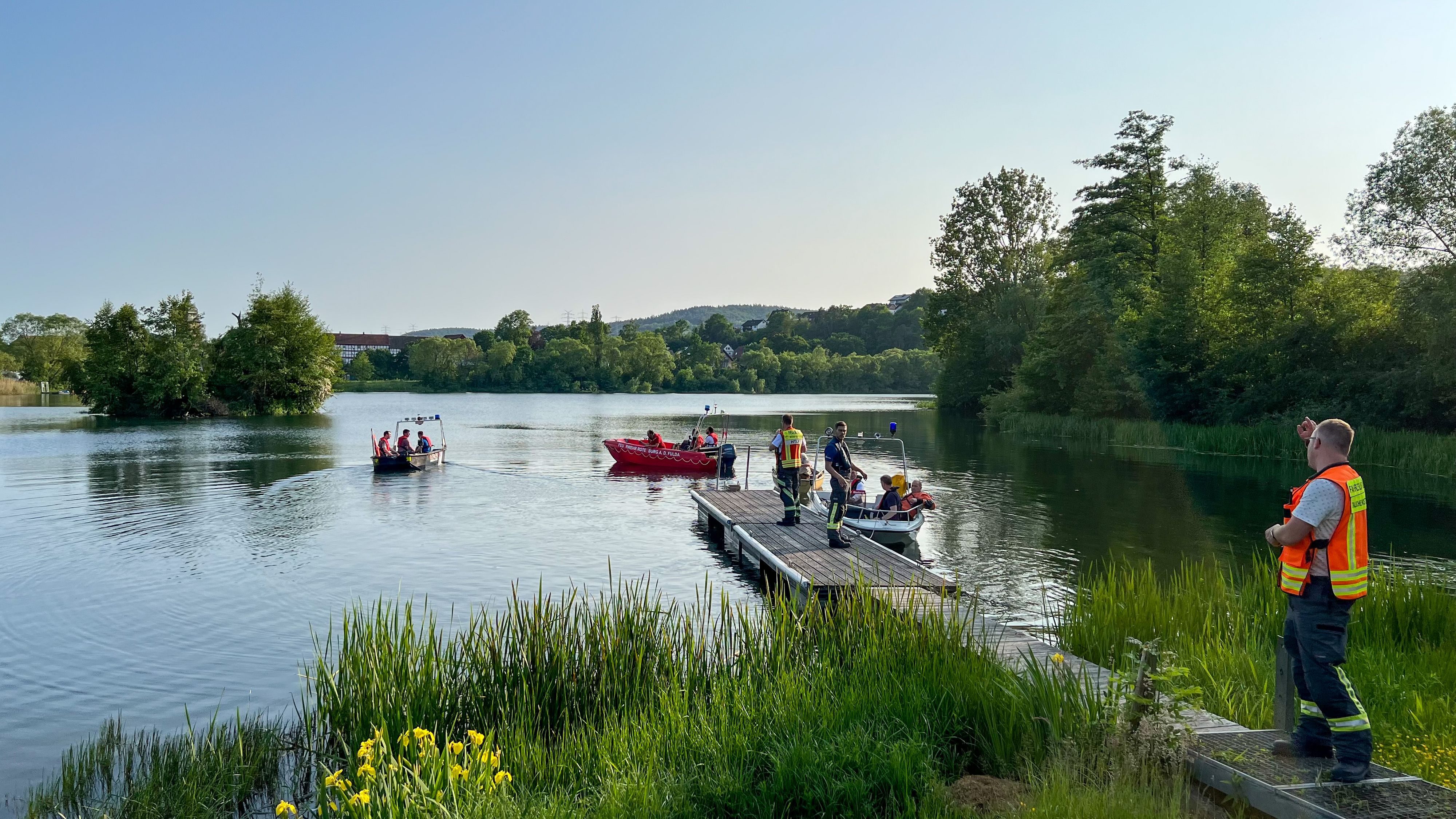 Die Polizei wurde zu einem Badeunfall in einem deutschen Baggersee gerufen. 