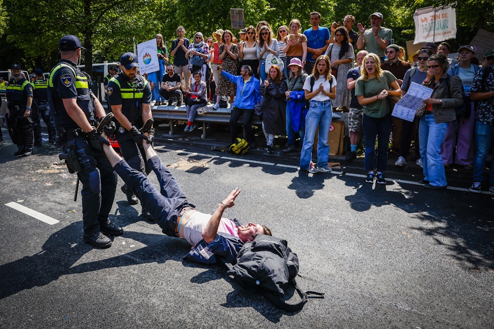 Die niederländische Polizei hat bei einer Klima-Demonstration in Den Haag 1.579 Personen festgenommen.