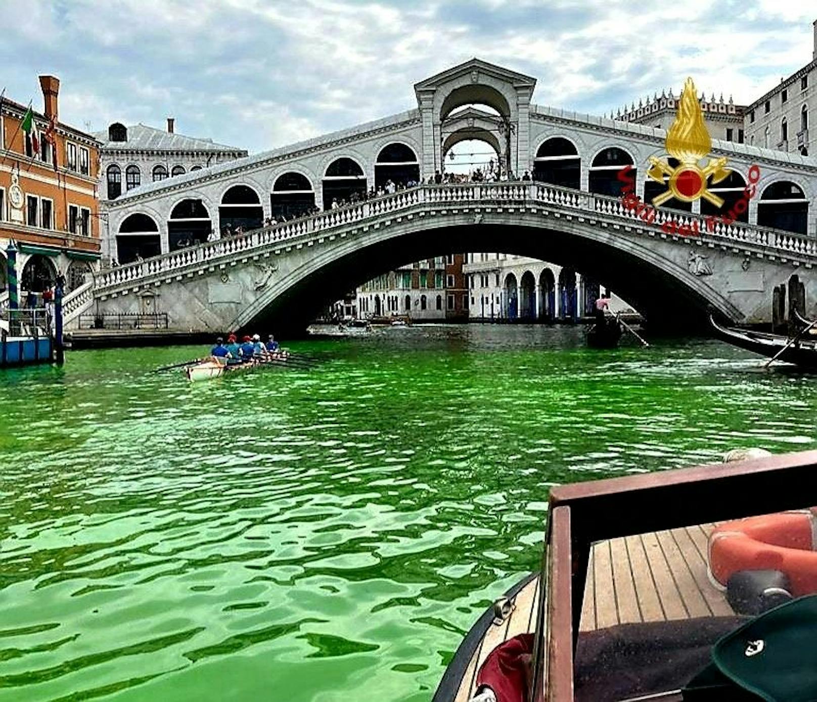 Die berühmte Rialto-Brücke in Venedig verlor am Sonntag etwas an Strahlkraft: Schuld war das grüne Wasser – der Grund für die Verfärbung ist noch nicht bekannt. 