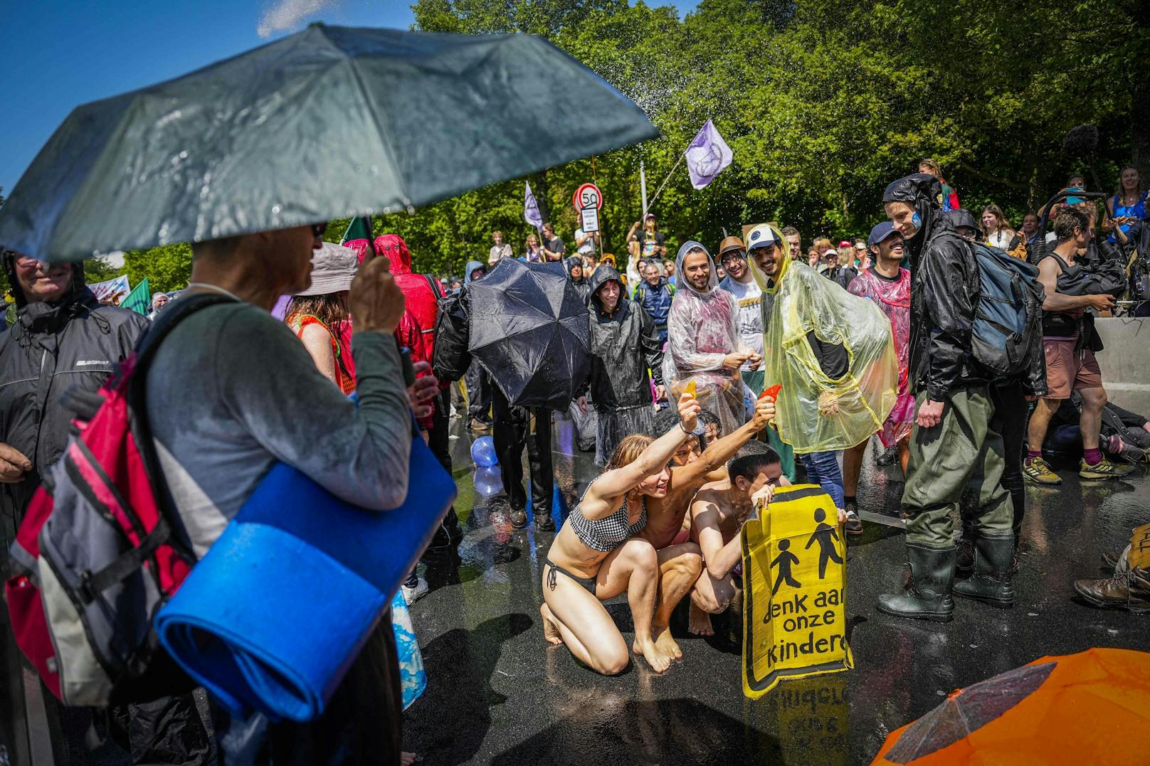 Demnach hatte einer der Aktivisten bei der Festnahme einen Polizisten gebissen.