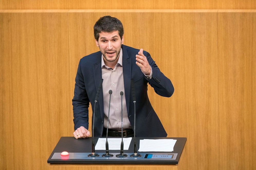 Lukas Hammer (Grüne) fordert die ÖVP auf, zur Regierungsarbeit zurückzukehren.