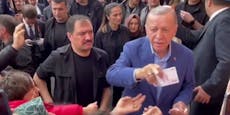 Stimmenkauf? Erdogan verteilt Geldscheine vor Wahllokal