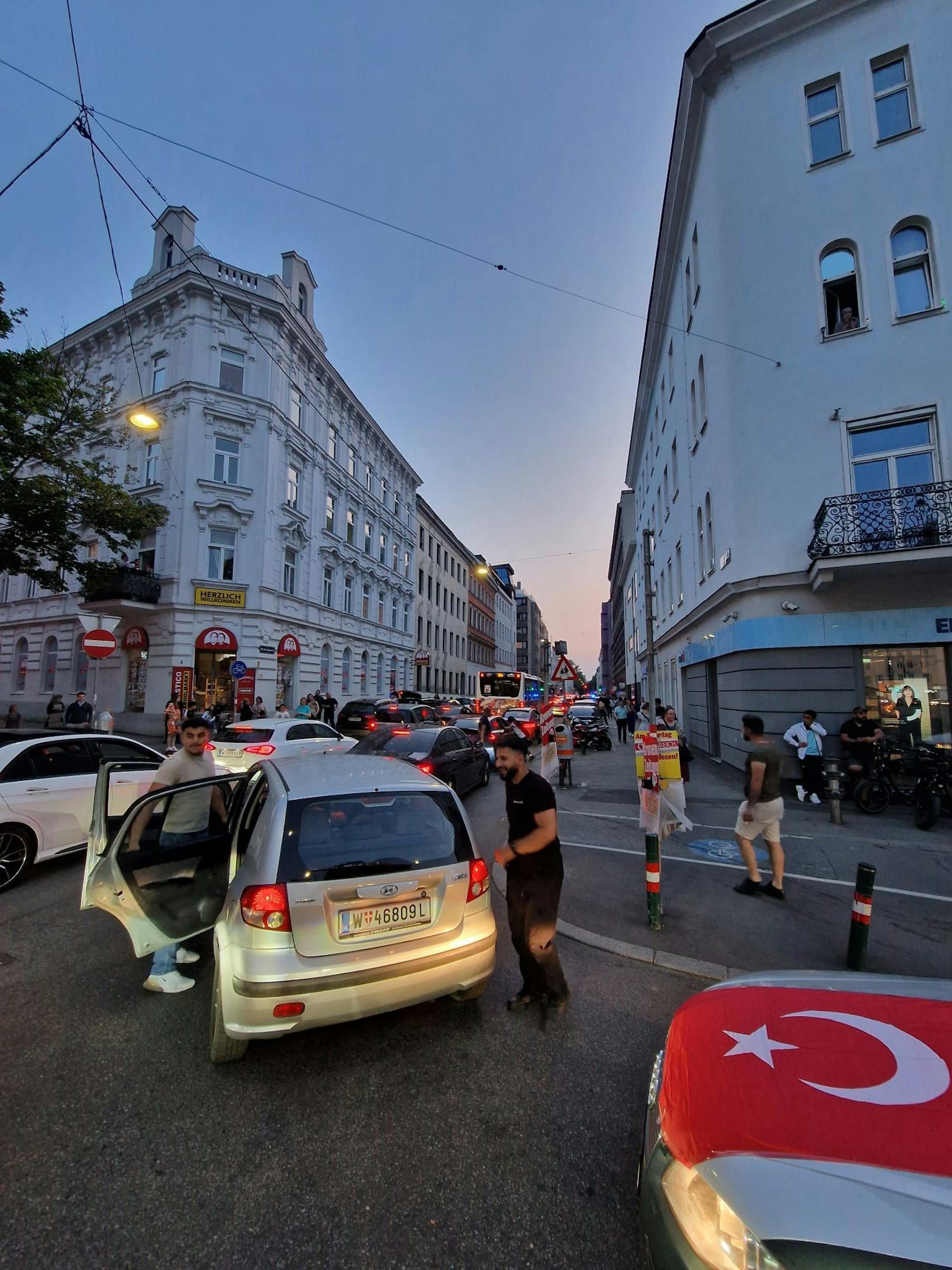 Mit Türkei-Fahnen und einem Autokorso inklusive Hupkonzert wurde der Wahlsieg gefeiert. 