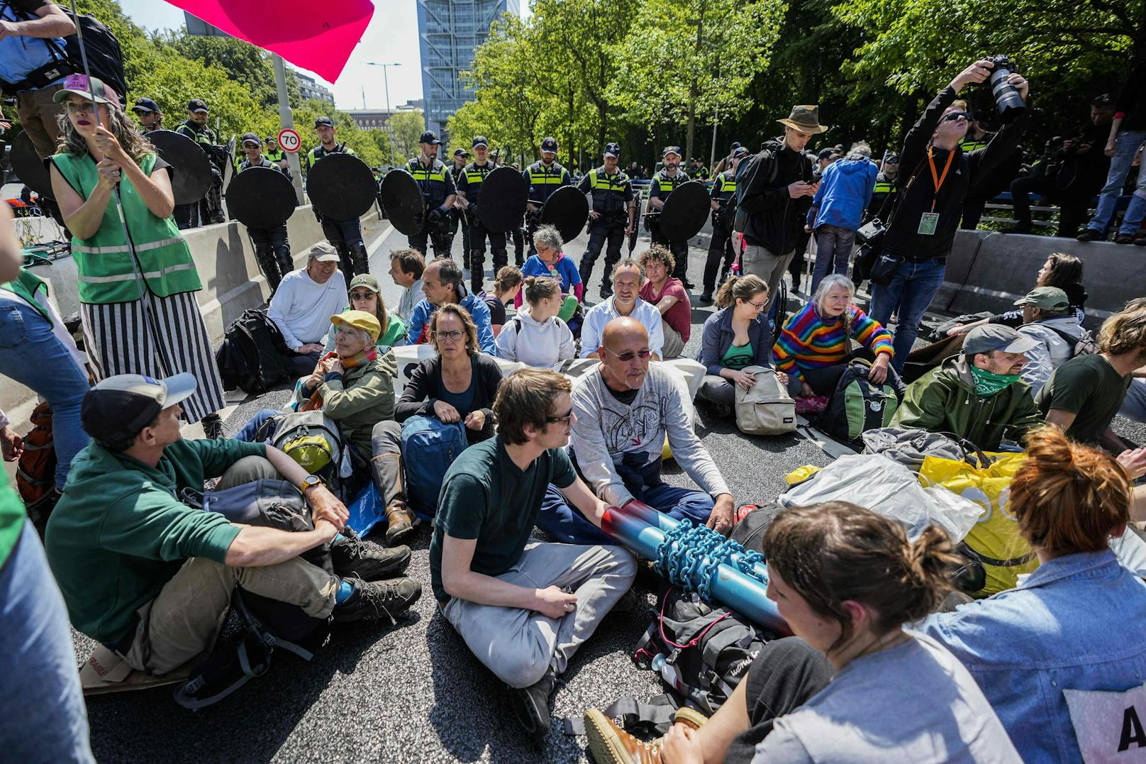 Unter den Demonstranten waren auch mehrere niederländische Prominente, darunter die Schauspielerin Carice van Houten,