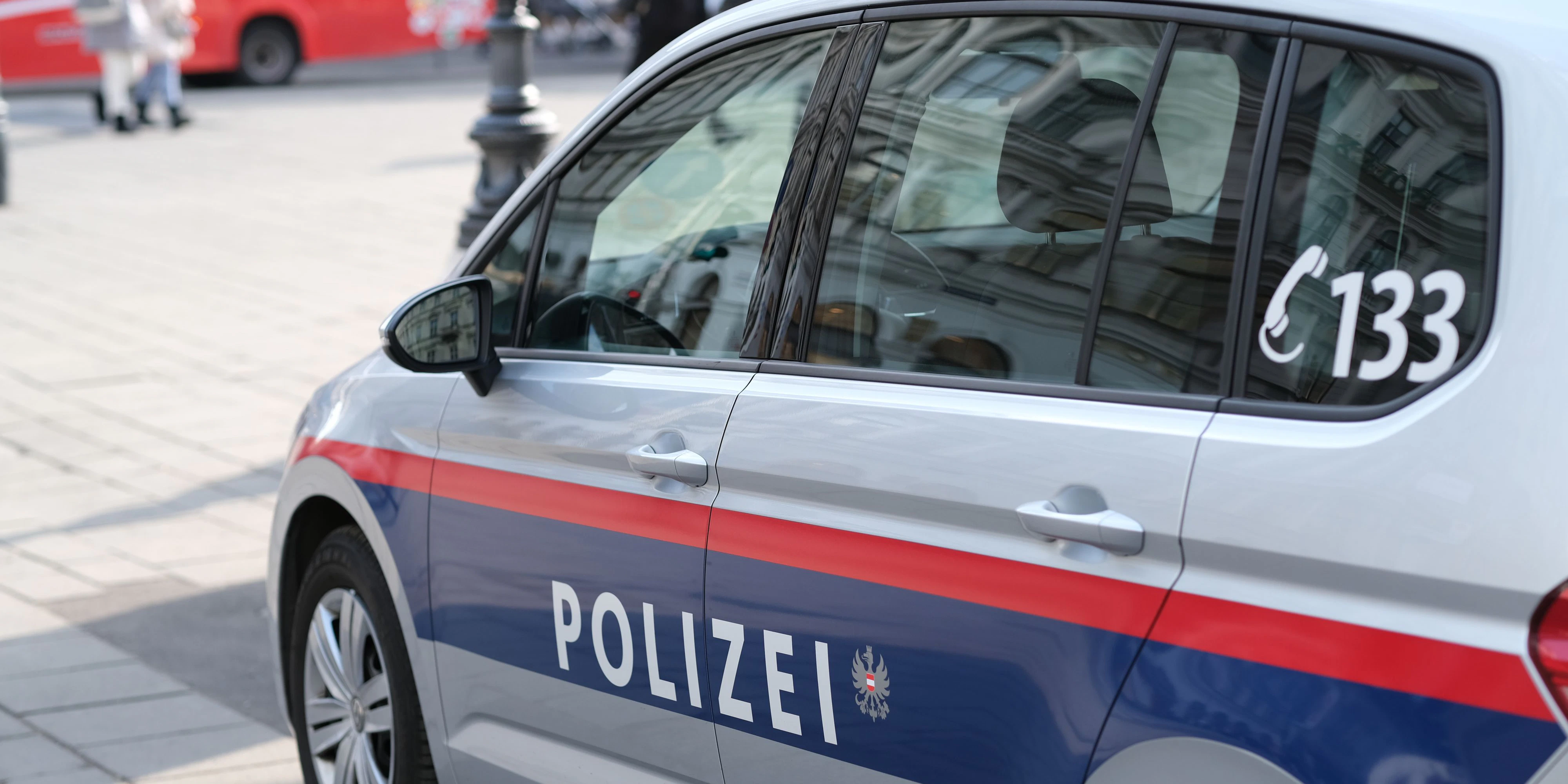 Die Polizei nahm die Eltern auf Anordnung der Staatsanwaltschaft fest. Symbolbild. 