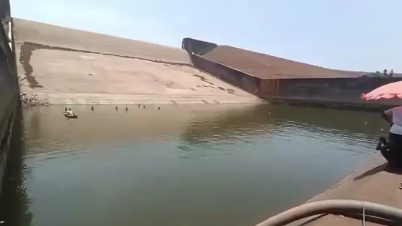 Ein indischer Regierungsmitarbeiter liess das Wasser aus einem Reservoir im Distrikt Kanker auspumpen. Sein Smartphone fiel während er ein Selfie machte ins Wasser.