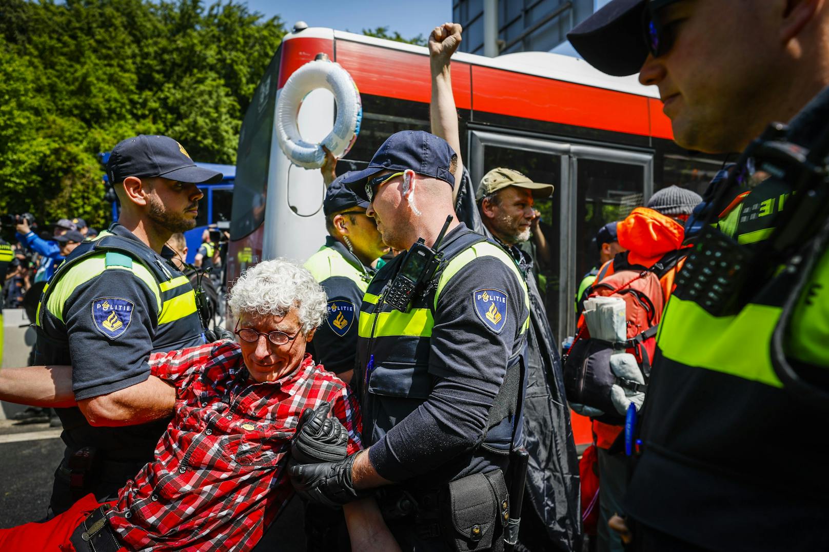 Einige hatten sich aneinander festgekettet.