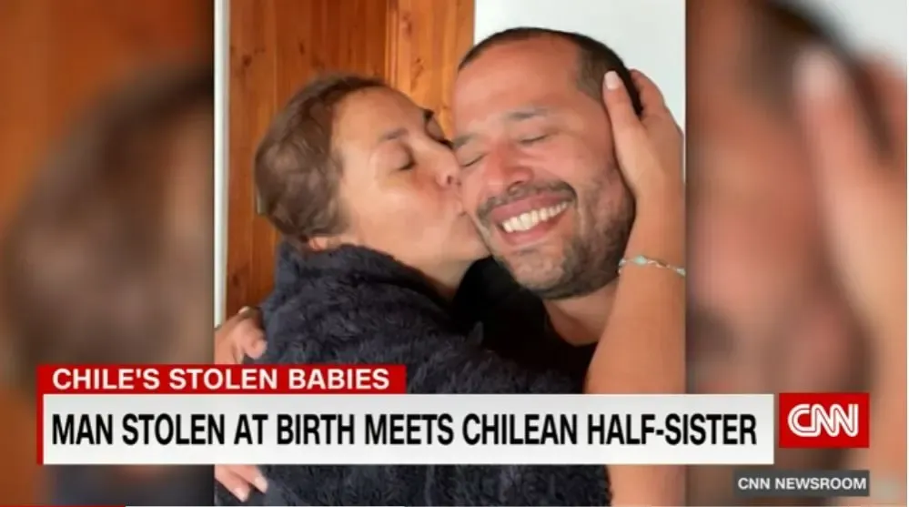 Scott, der vor über 40 Jahren entführt wurde, trifft seine Halbschwester in Chile. 