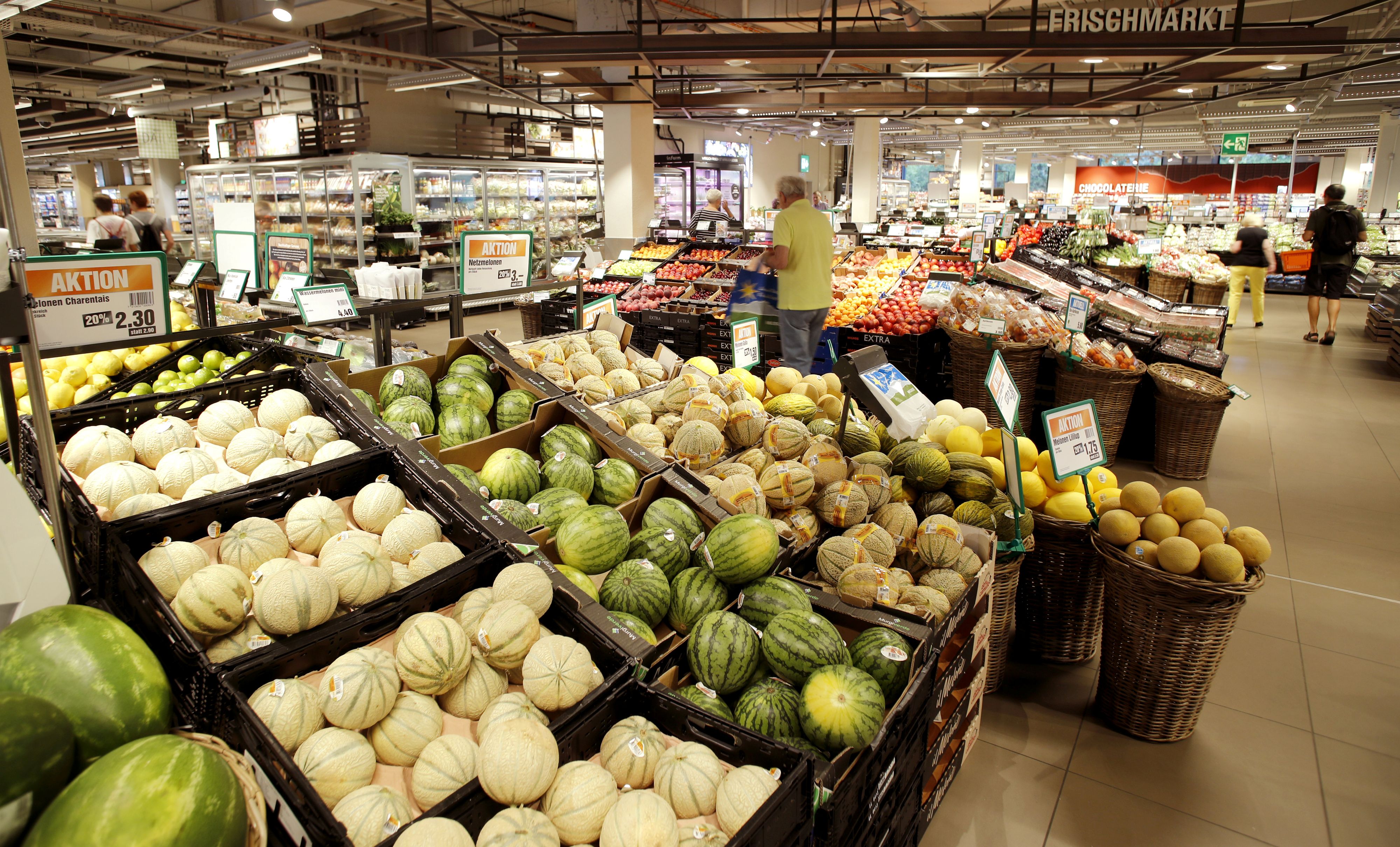 Die Migros will ihren Anteil an Bio-Lebensmitteln erhöhen – doch in den Regalen wird dadurch der Platz für herkömmliche Produkte enger.