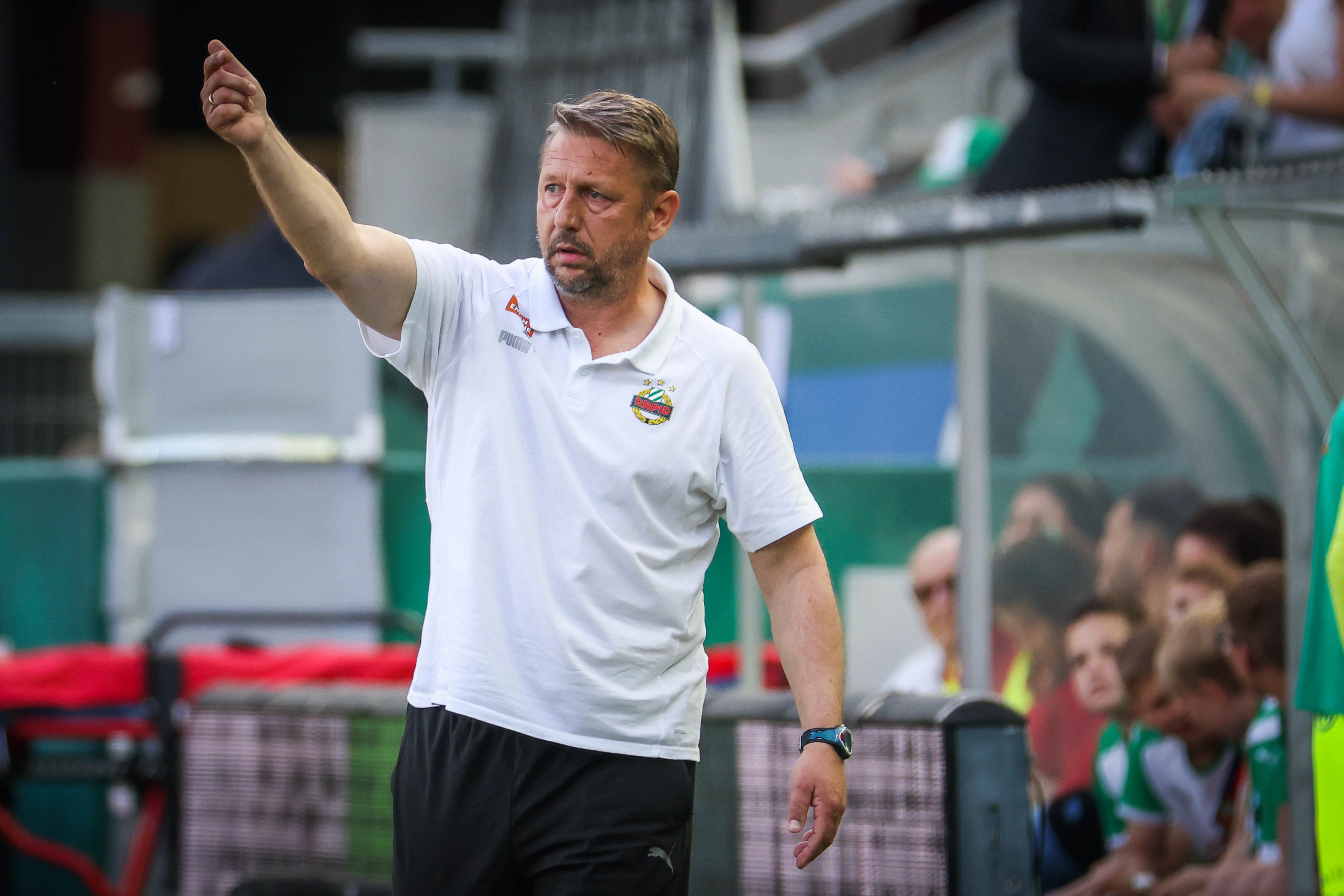 Zoran Barisic überlegt, wo er Selbstvertrauen kaufen könnte.