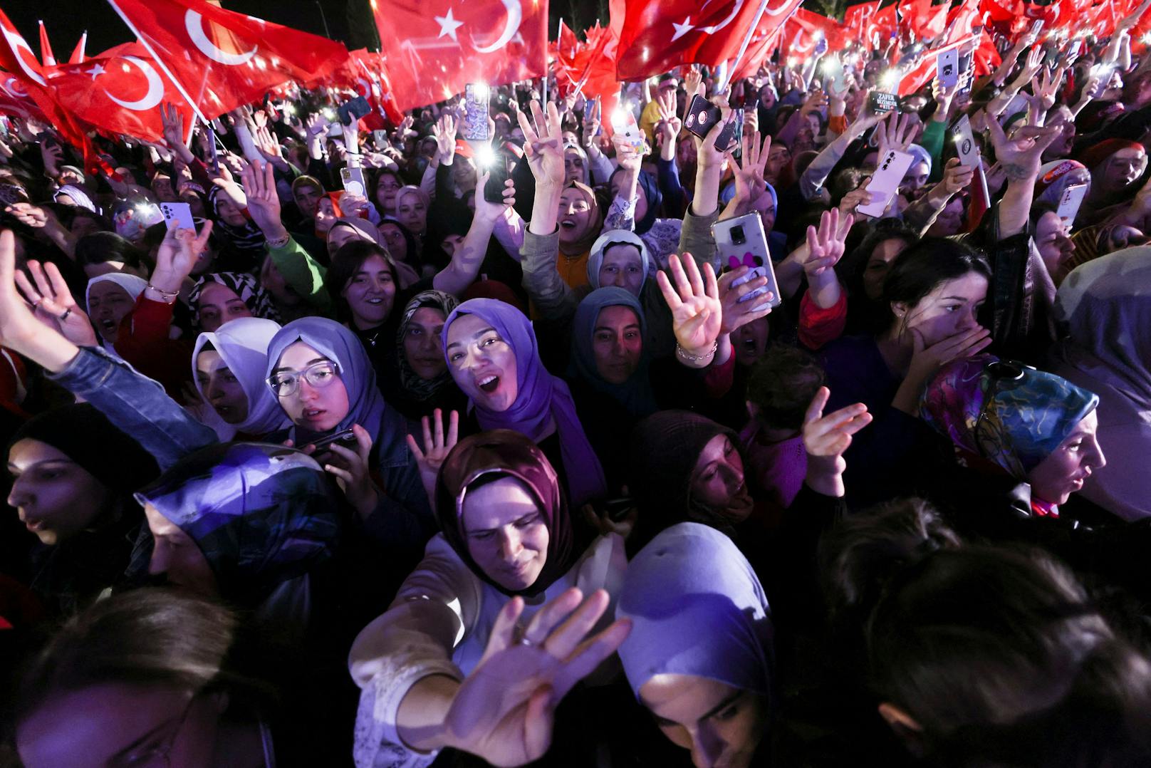 Vor dem Präsidentenpalast in Ankara hatten sich ebenso zahlreiche Erdogan-Fans versammelt, um dessen Wahlsieg ekstatisch zu feiern.