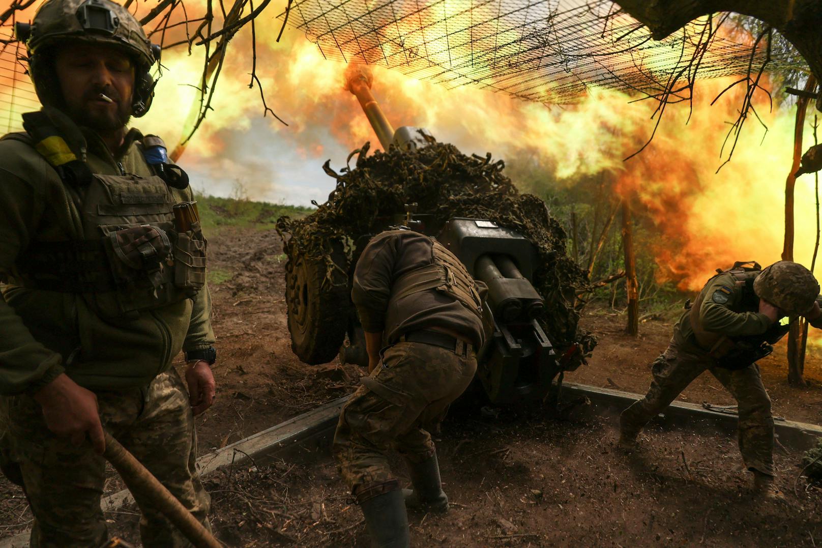 Ukrainische Soldaten der 10. Gebirgsjägerbrigade "Edelweiß" beim Abfeuern einer D-30 Haubitze im Mai 2023.
