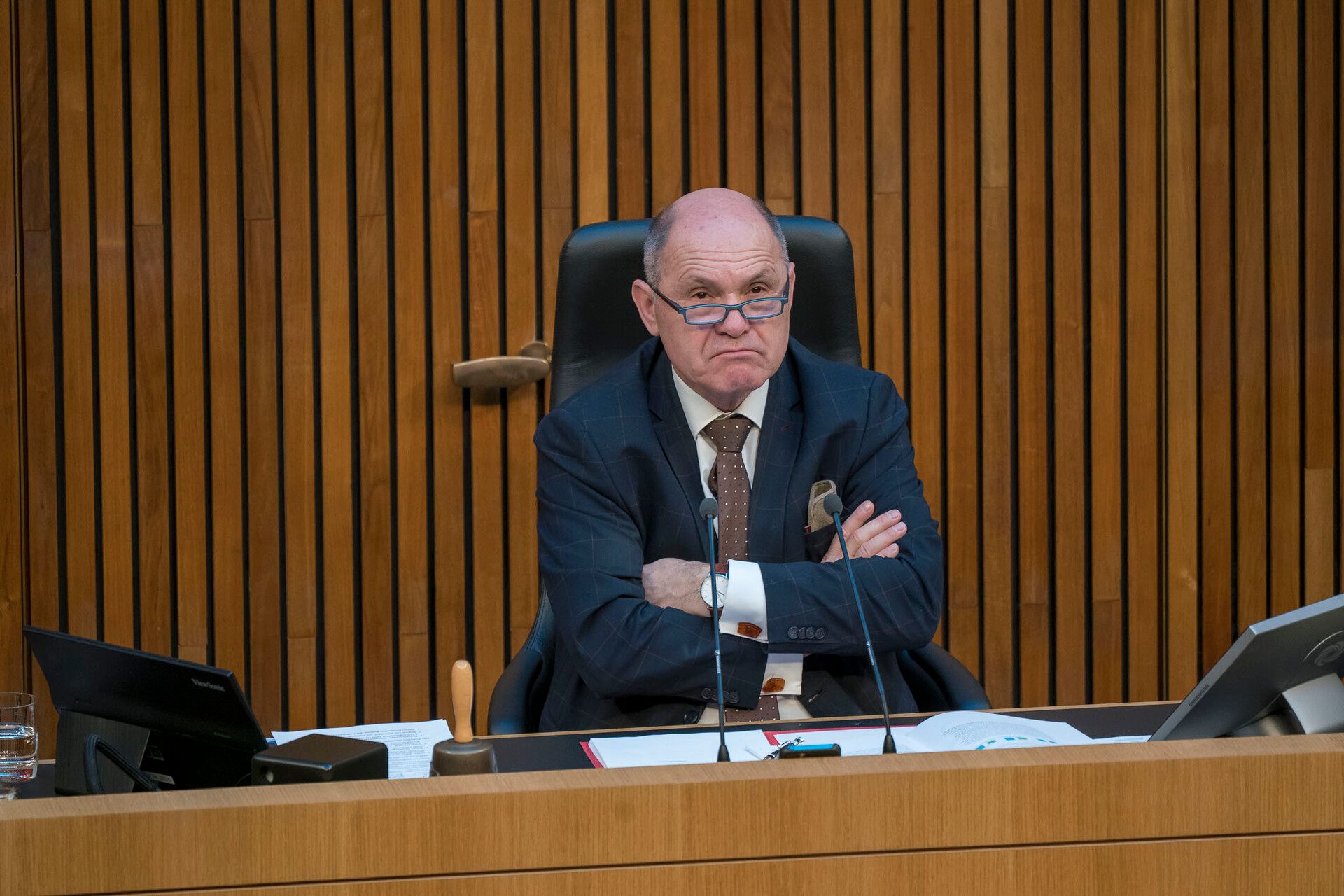 Es hat sich ausgeknipst. Hier darf jetzt nur mehr Sobotka selbst sitzen.