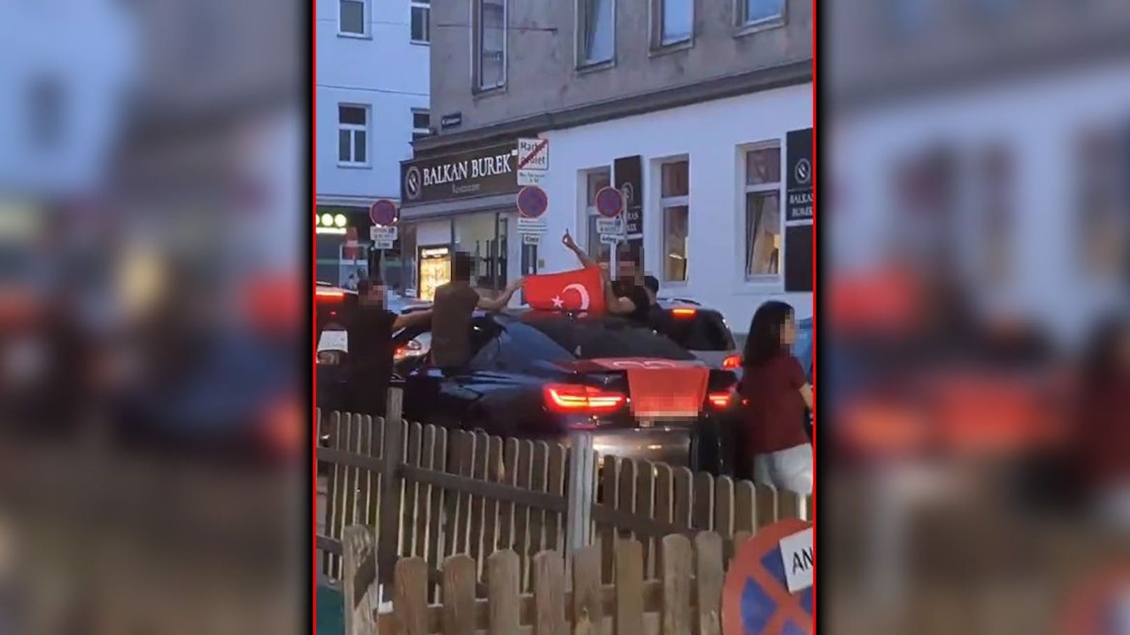 Austro-Türken in Wien zeigen Tabu-Symbol bei Autokorso