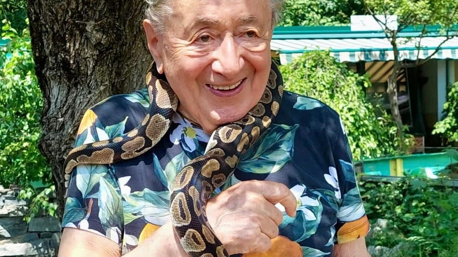 Lugner mit einer Hornotter.