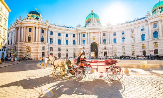 Ein Fiaker am Michaelerplatz neben der Hofburg in Wien. Ab 35 Grad Celsius in der City bekommen die Pferde hitzefrei.