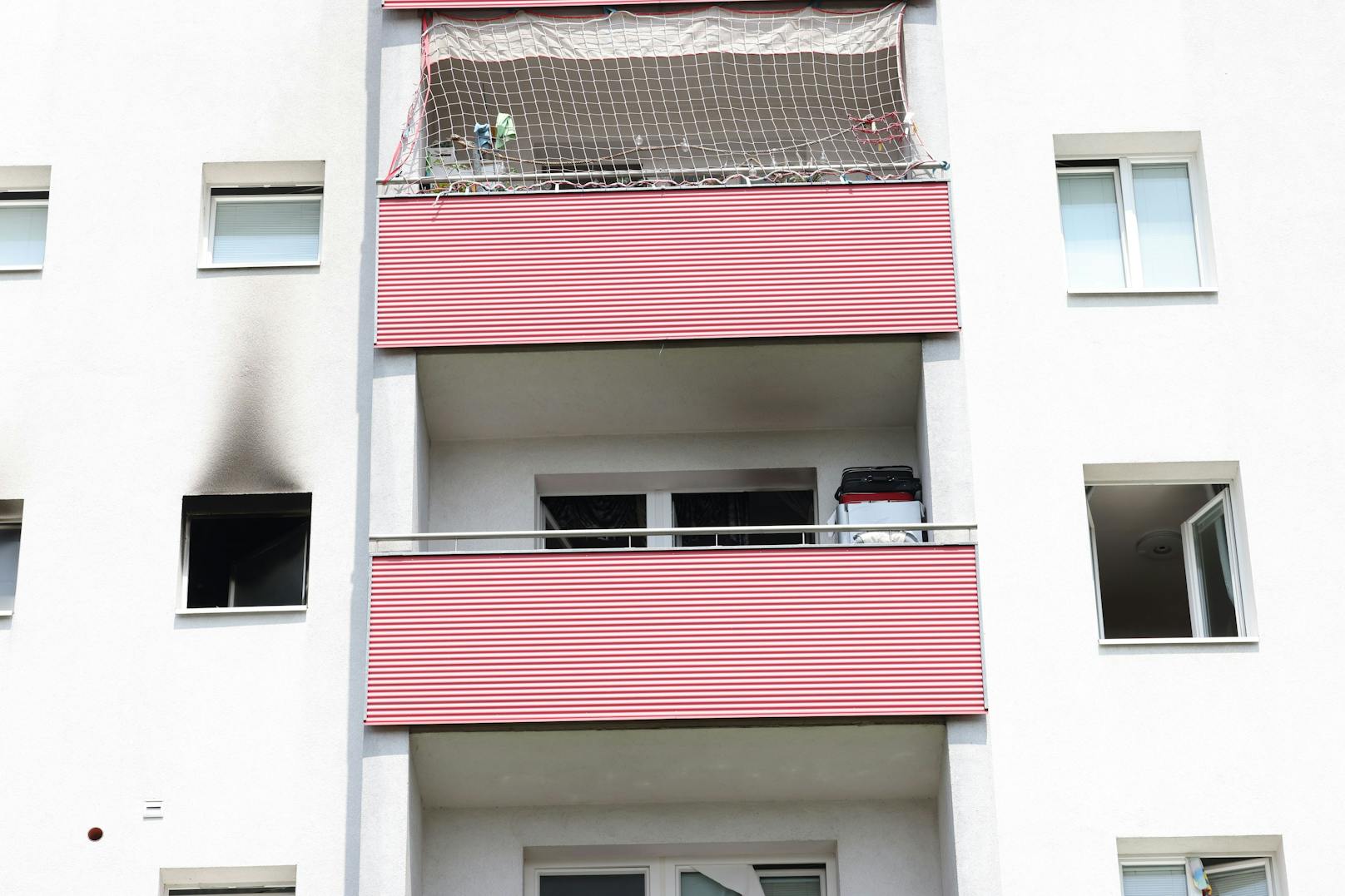 Benjamin (23) – mit seinem Vater Sead (53) – bemerkte den Brand in der Wohnung unter ihm, rief die Feuerwehr zum Gemeindebau in der Hirschstettner Straße 12-20 in Wien-Donaustadt.