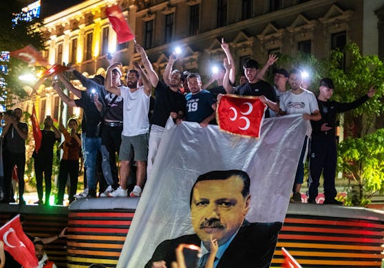 Anhänger des neuen und alten türkischen Präsidenten, Recep Tayyip Erdogan, versammelten sich am Sonntag zur Feier am Reumannplatz.