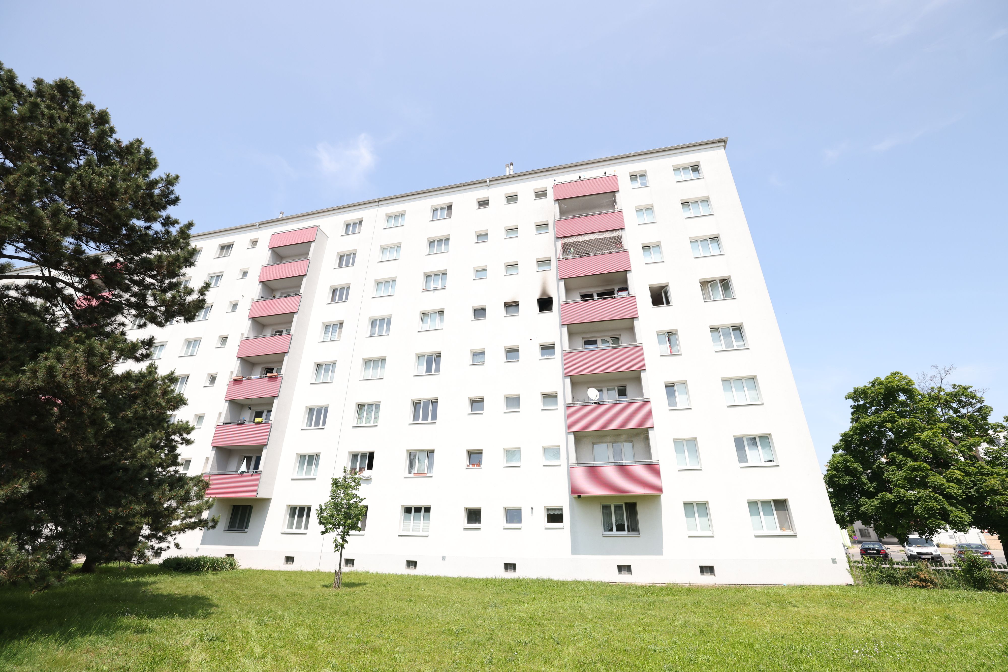 Benjamin (23) – mit seinem Vater Sead (53) – bemerkte den Brand in der Wohnung unter ihm, rief die Feuerwehr zum Gemeindebau in der Hirschstettner Straße 12-20 in Wien-Donaustadt.