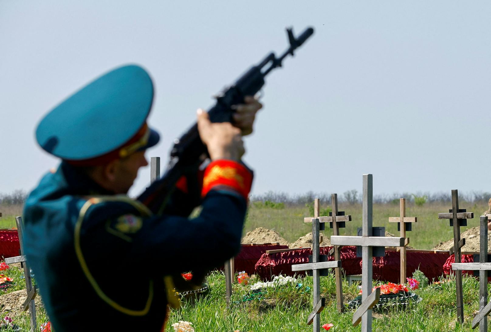 Ehrensalut beim Begräbnis von 60 russischen Soldaten auf einem Friedhof im russisch-kontrollierten Luhansk am 18. Mai 2023. 