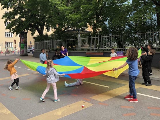 Im Frühjahr wurden wöchentlich Straßenabschnitte gesperrt, um den Kindern mehr Platz zum Spielen zu bieten. Zum Projektende ist ein Spielstraßenfest geplant.