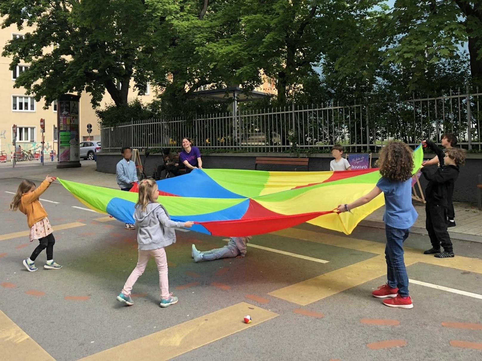 Schwungtücher, Straßenkreiden, Seifenblasen: Bis Juli werden Straßenabschnitte gesperrt, um Kindern mehr Raum zum Spielen zu geben.