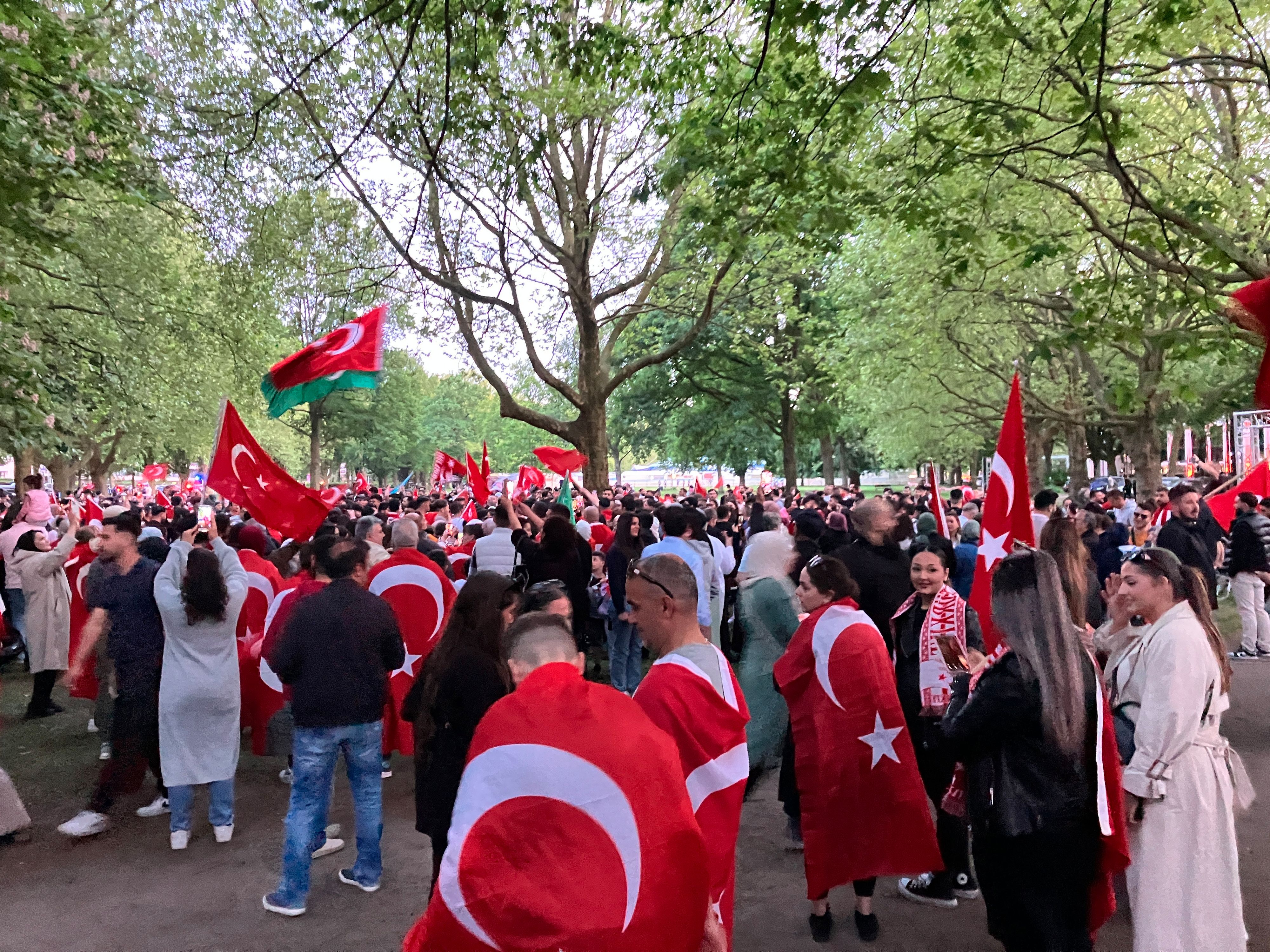 Erdogan-Anhänger gingen bei Bekanntgabe des Wahlergebnisses auch in Hamburg zum Feiern auf die Straße.