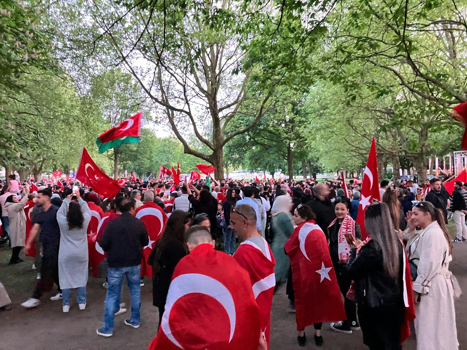 Erdogan-Anhänger gingen bei Bekanntgabe des Wahlergebnisses in mehreren deutschen Städten, hier in Hamburg, zum Feiern auf die Straße.