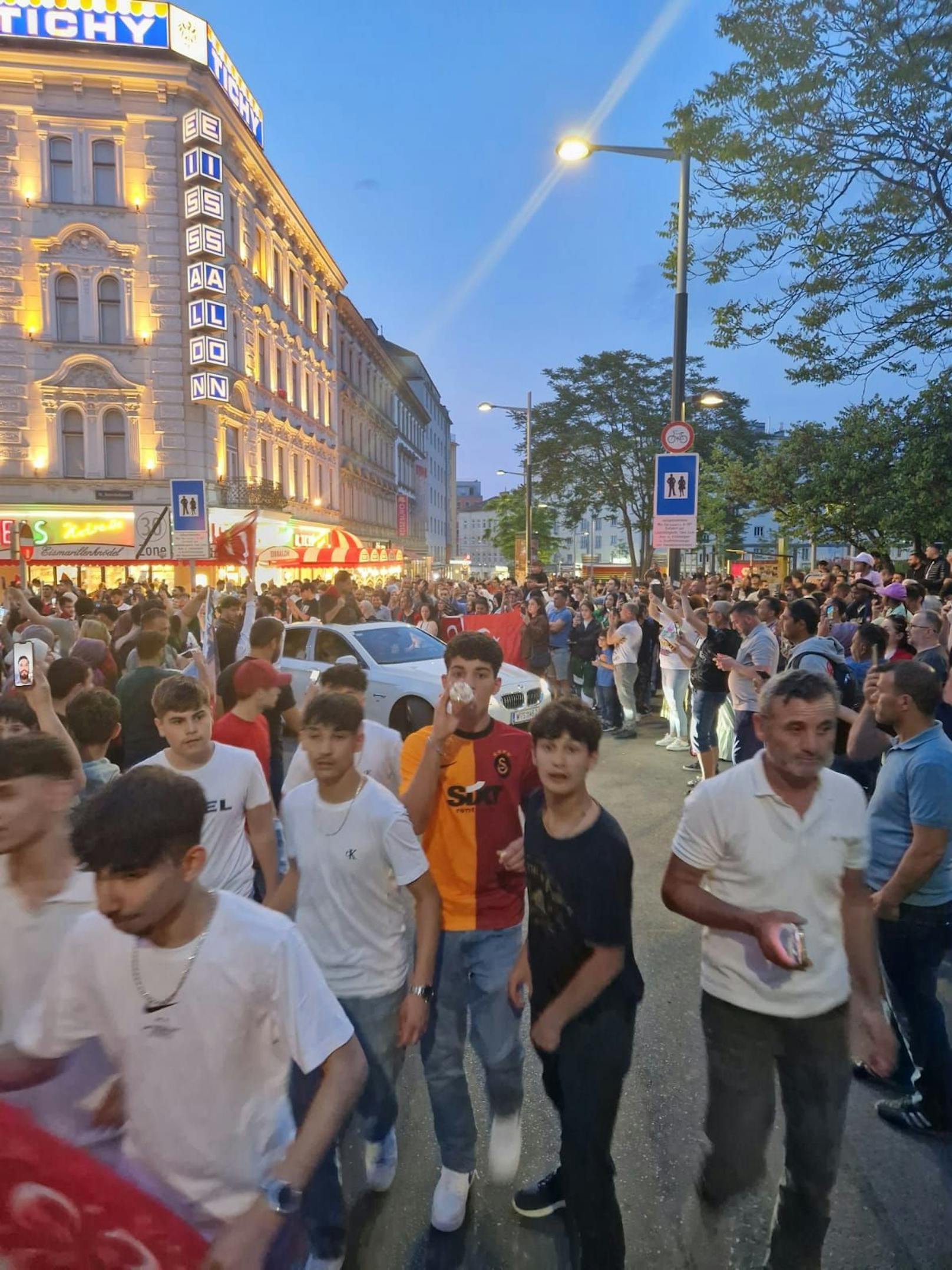45.000 Austro-Türken für Erdogan, 3 Stunden Party in Wien
