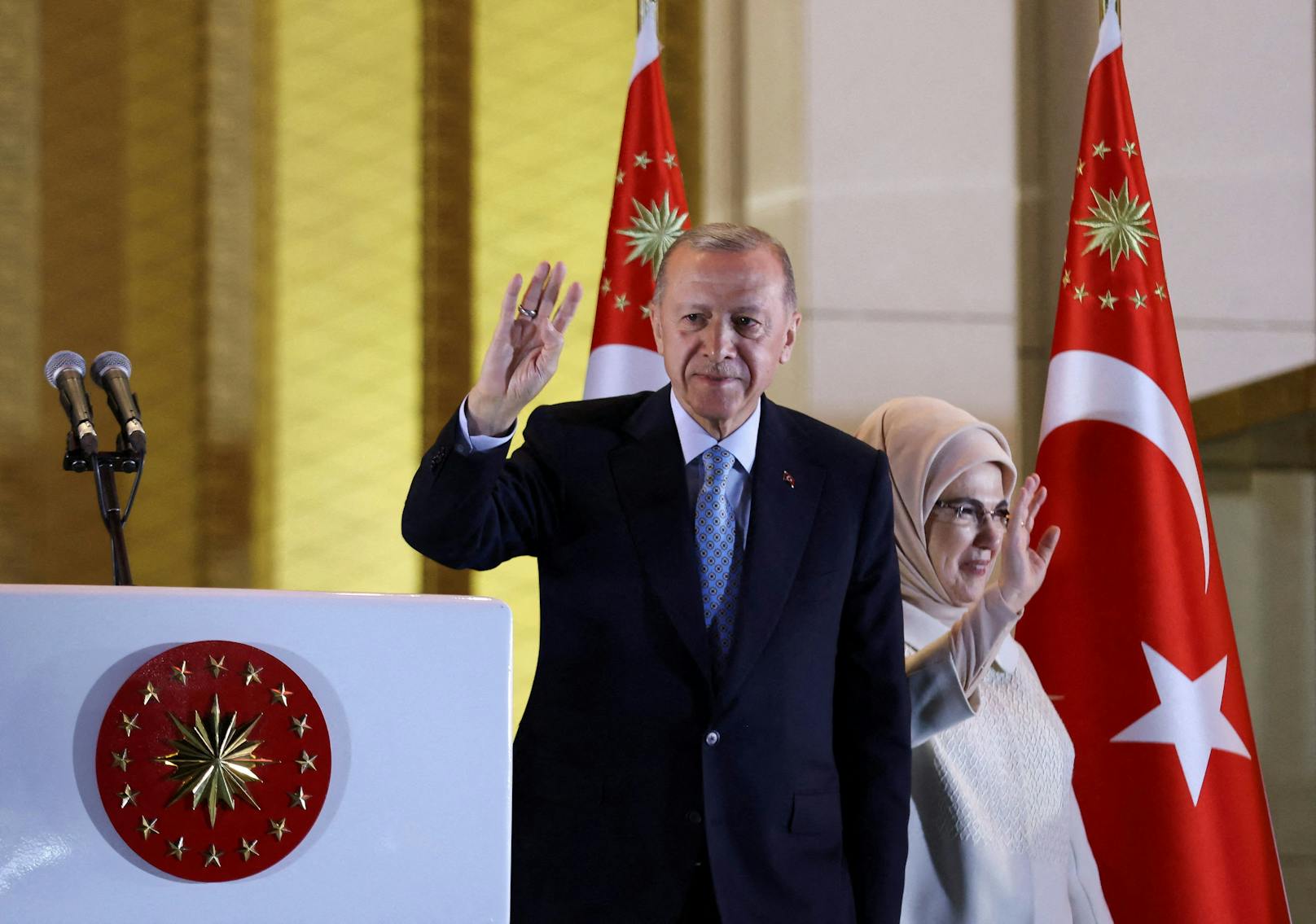 Der alte Neue: <a data-li-document-ref="100273560" href="https://www.heute.at/g/knappes-rennen-erdogan-setzt-sich-in-tuerkei-wahl-durch-100273560">Recep Tayyip Erdogan</a>, hier an der Seite seiner Frau Ermine, bleibt türkischer Präsident.