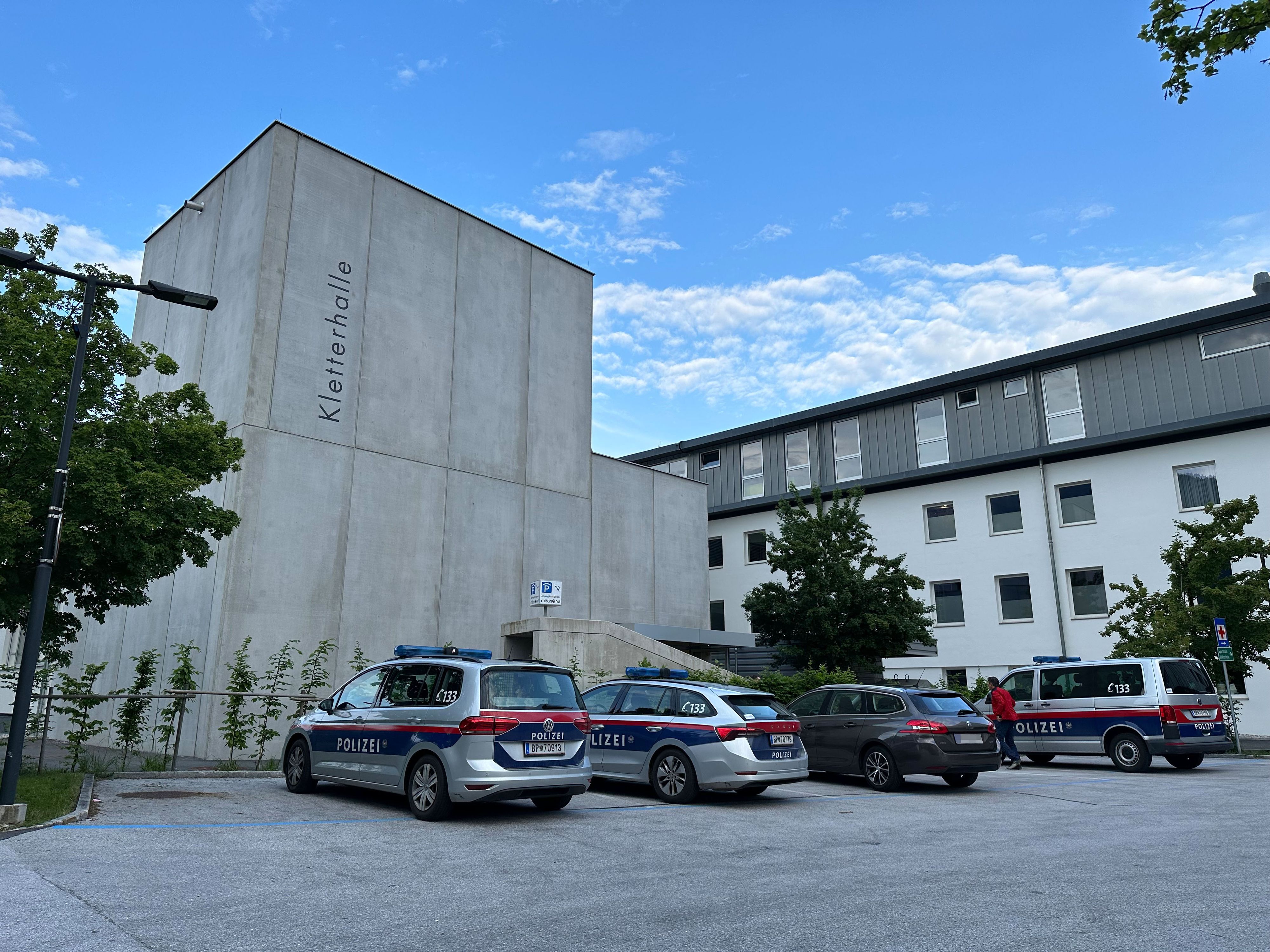 Das Polizei-Aufgebot vor der Kletterhalle.&nbsp;