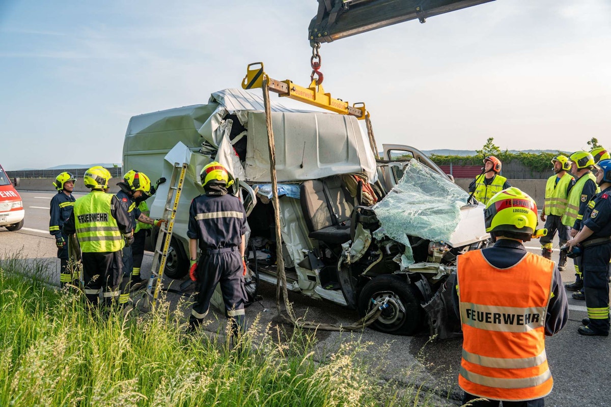 Der Transporter wurde bei dem Unfall total deformiert.