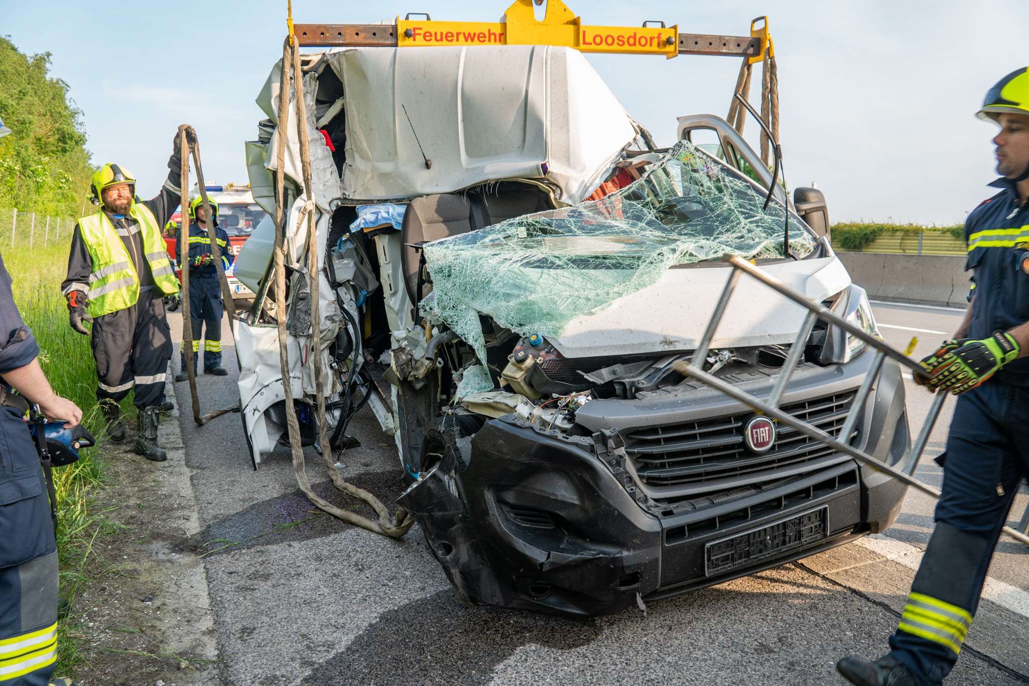 Ein Transporter kollidierte auf der A1 mit einem Lkw.