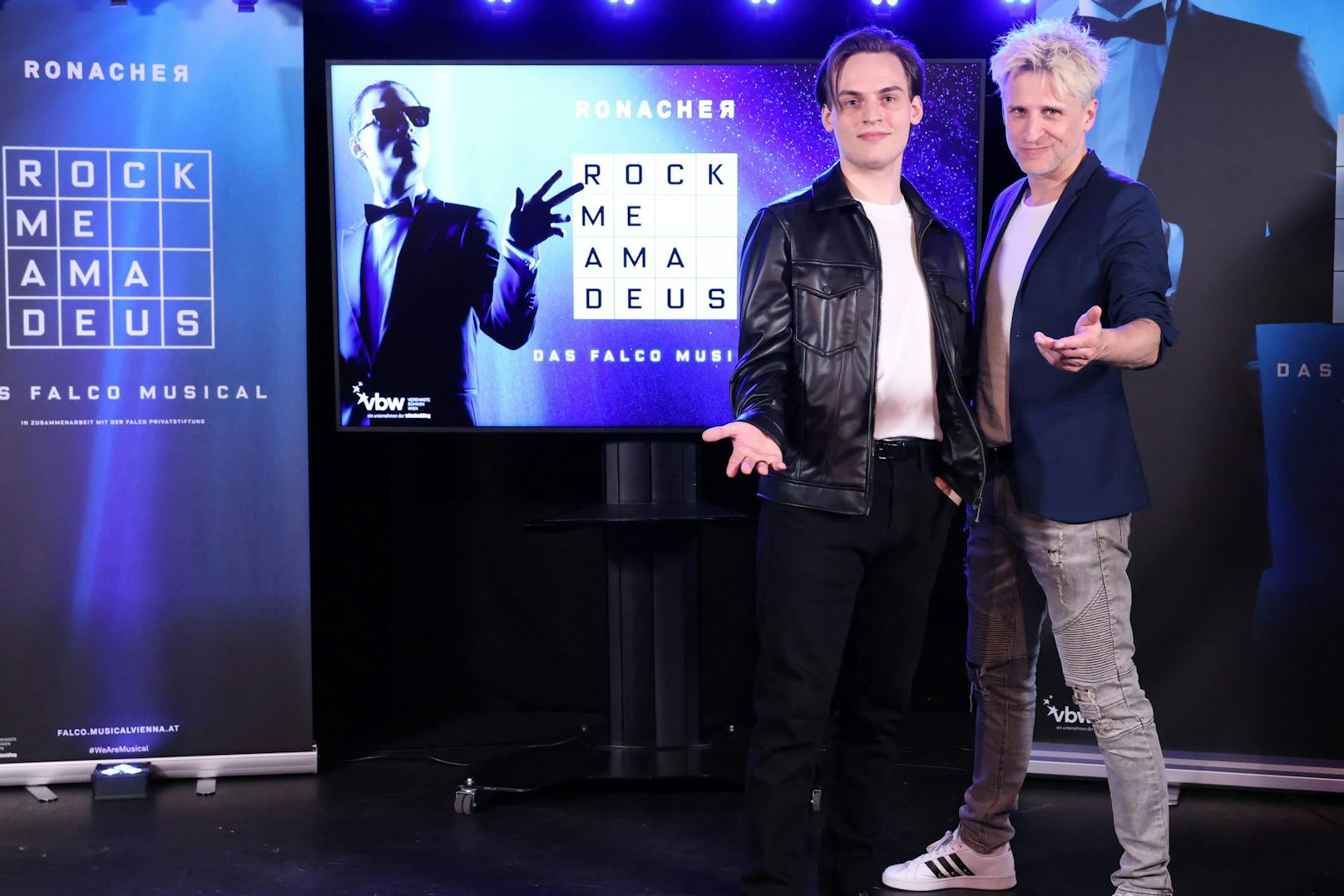 Musicalstudent Moritz Mausser (li.) und "Rocker" Alex Melcher verkörpern das "Falco-Duo". Mausser gibt Hans Hölzel, Melcher sein Alter Ego. Das Stück "Rock me Amadeus" feiert am 7. Oktober Premiere.