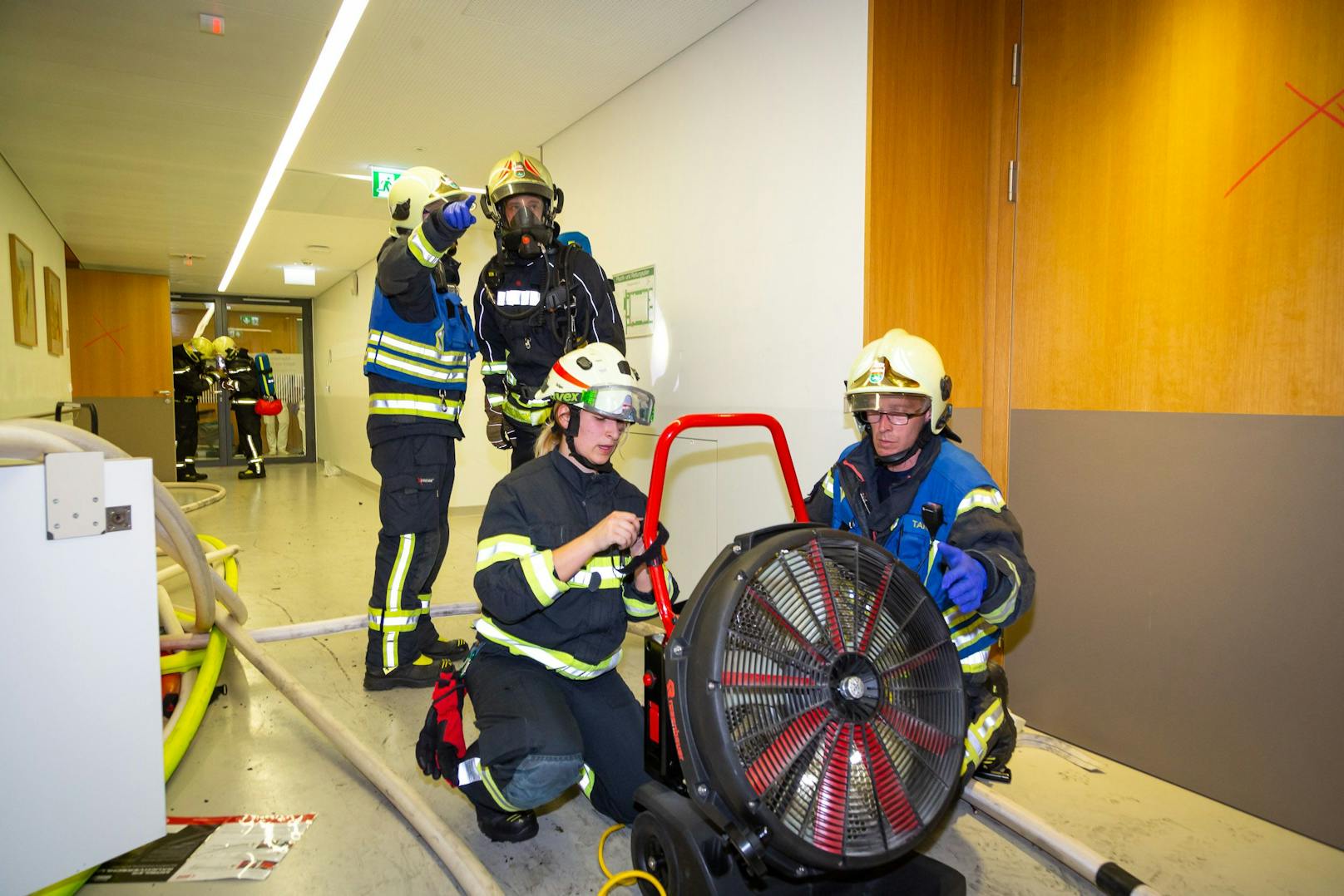 Gegen 1 Uhr früh kam es im Krankenhaus Mödling zu einem Brand. Das Feuer soll nach ersten Informationen im 3. Stock ausgebrochen sein. 10 Feuerwehren standen im Einsatz. Es gab drei Tote zu beklagen.