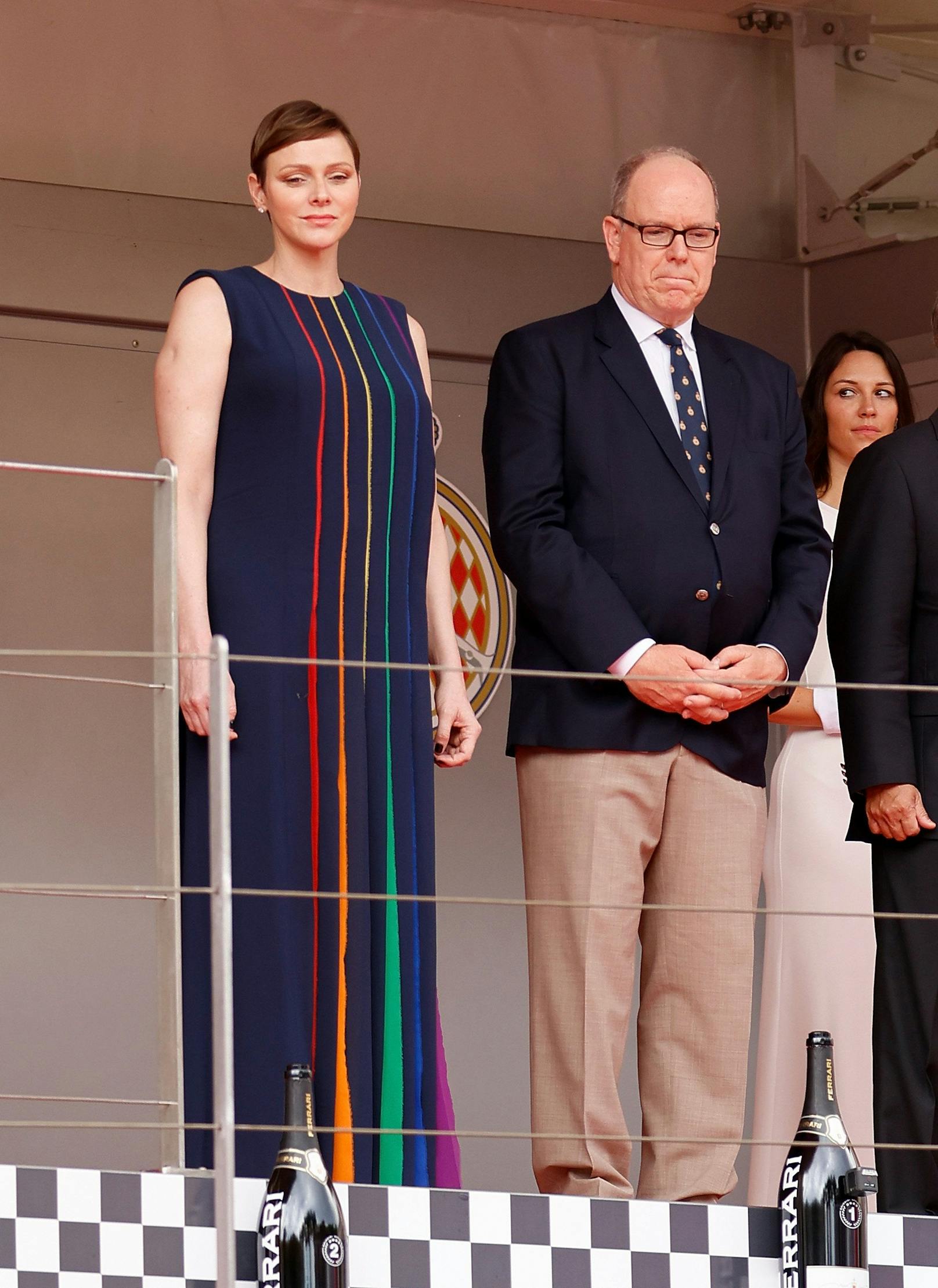 Zu dem neuen Look kombinierte sie ein A-Linien-Kleid aus dem Hause Akris mit Streifen in den Farben des Regenbogens.
