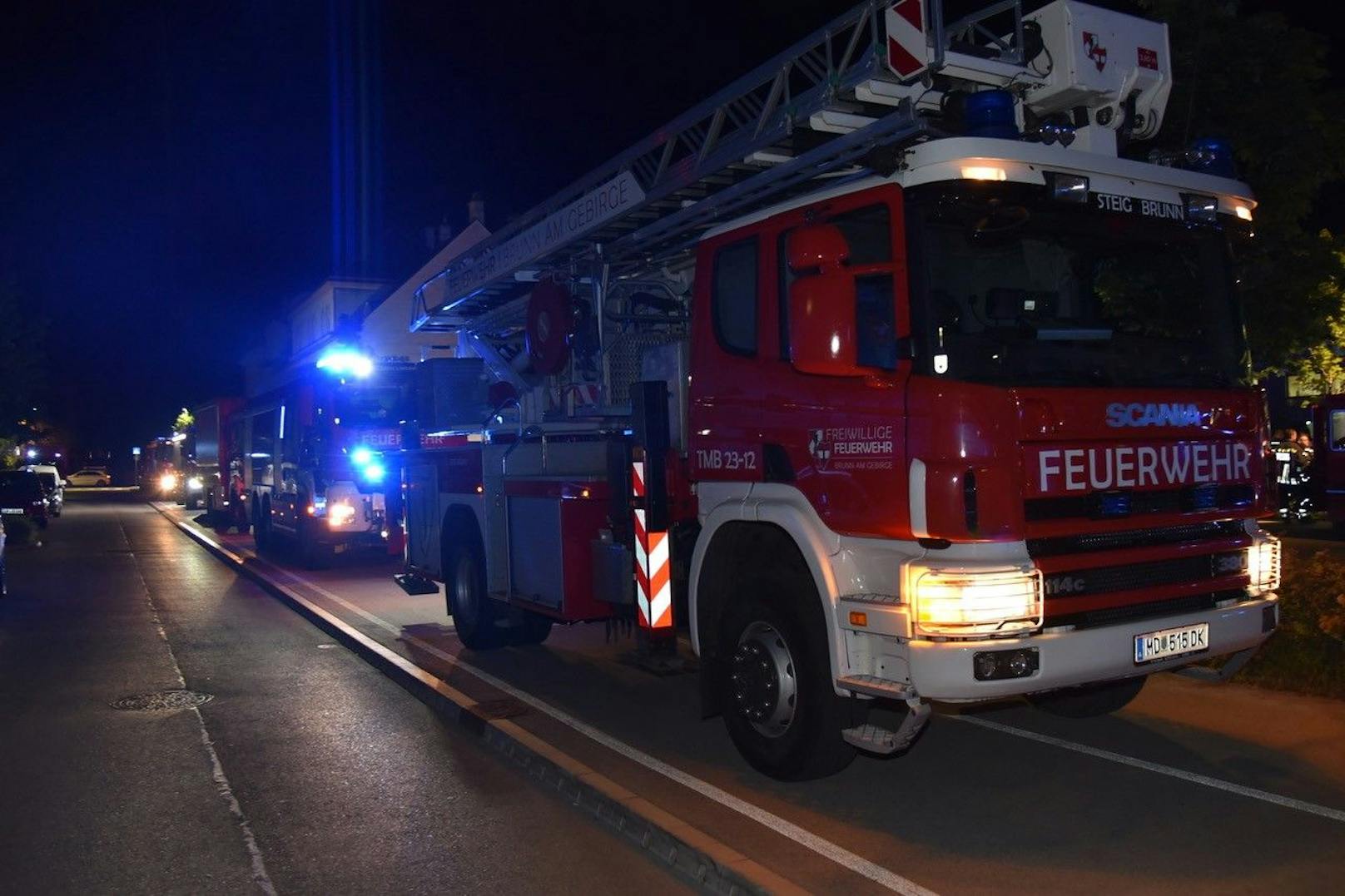 33 Feuerwehrfahrzeuge von 10 Wehren waren am Brandort.