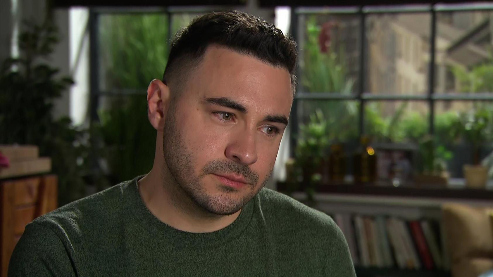 Lars Steinhöfel kämpft im Interview mit RTL mit den Tränen.