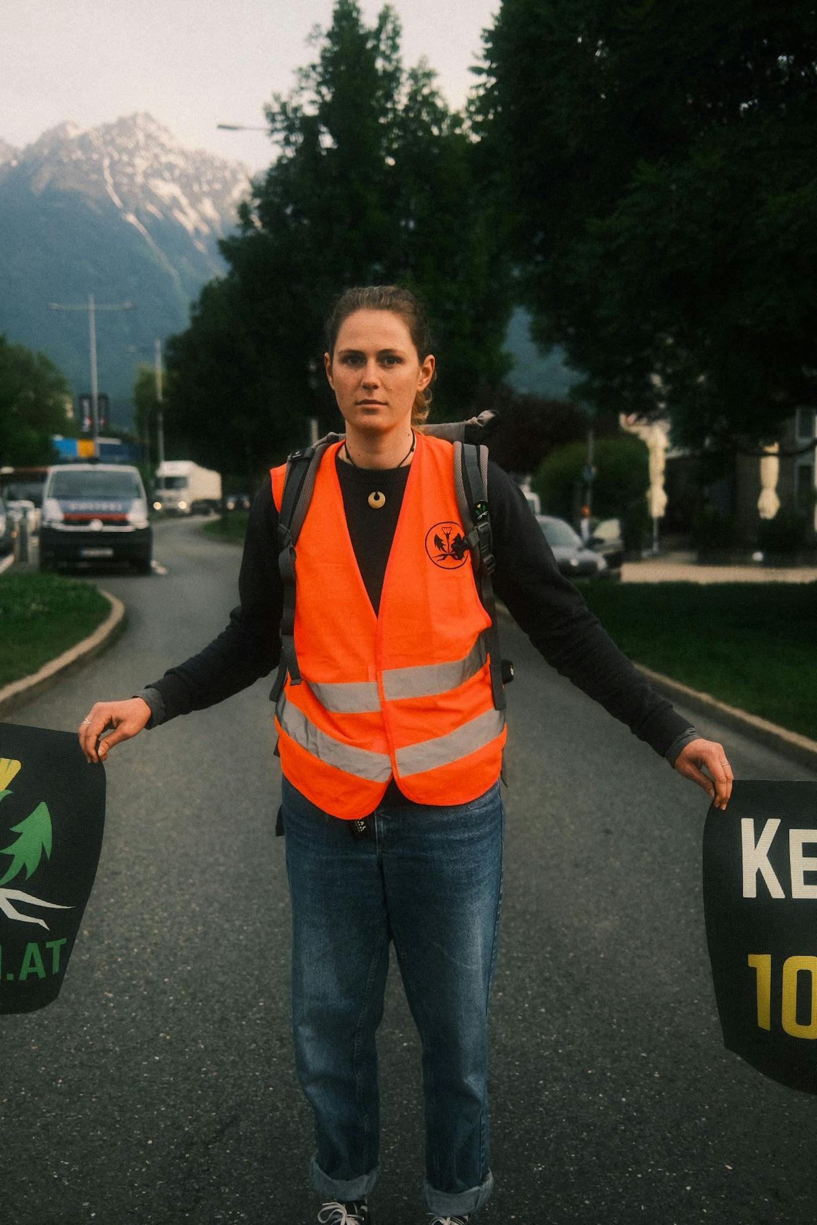 Am 30. Mai legten Klima-Kleber der Letzten Generation in Innsbruck den Verkehr lahm und blockierten die Straße vor dem Tivoli-Stadion.