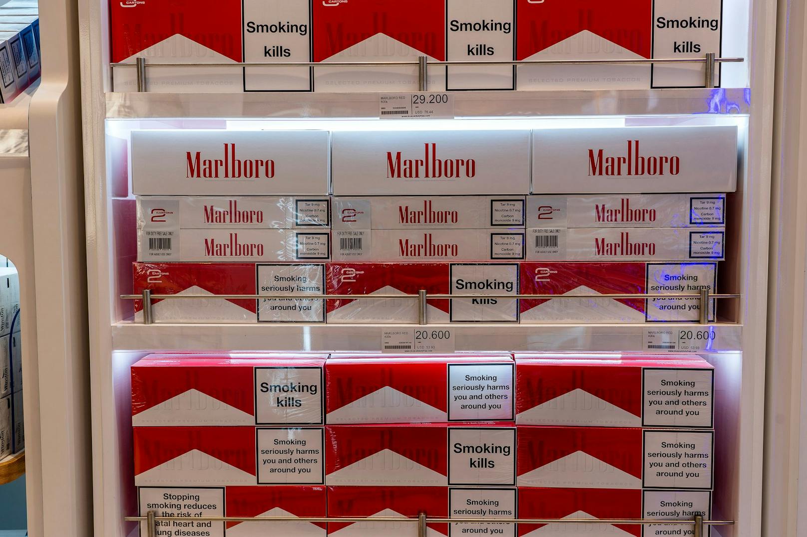 Zigarettenabteilung im Duty-Free-Store eines Flughafens mit vielen großen Packungen Marlboro.