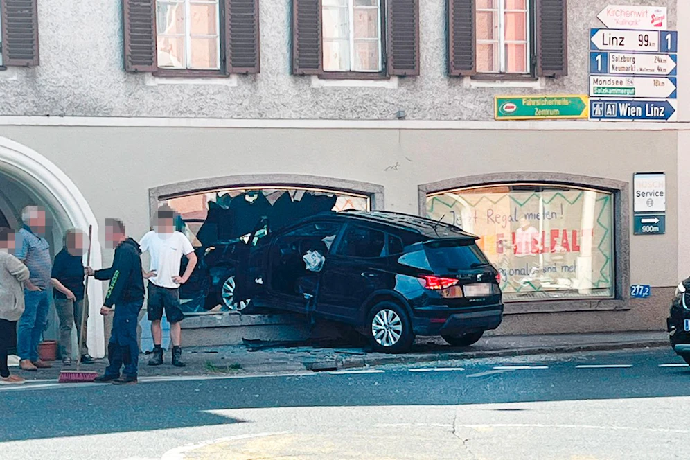 In Straßwalchen an der Grenze zwischen OÖ und Salzburg krachte ein Pkw in eine Auslage.