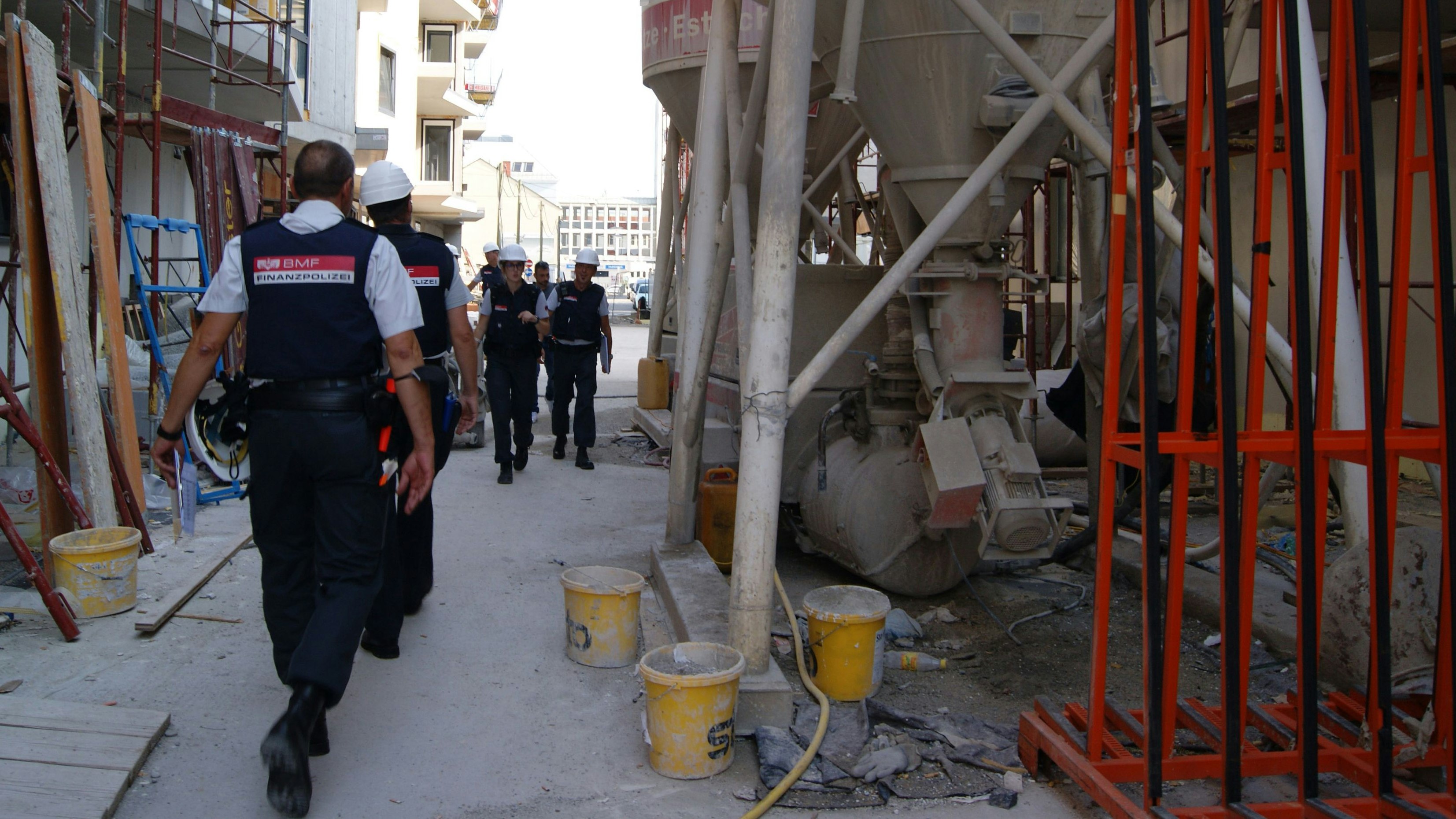Heute.at - Fünf Festnahmen bei Bau-Kontrolle durch Finanzpolizei