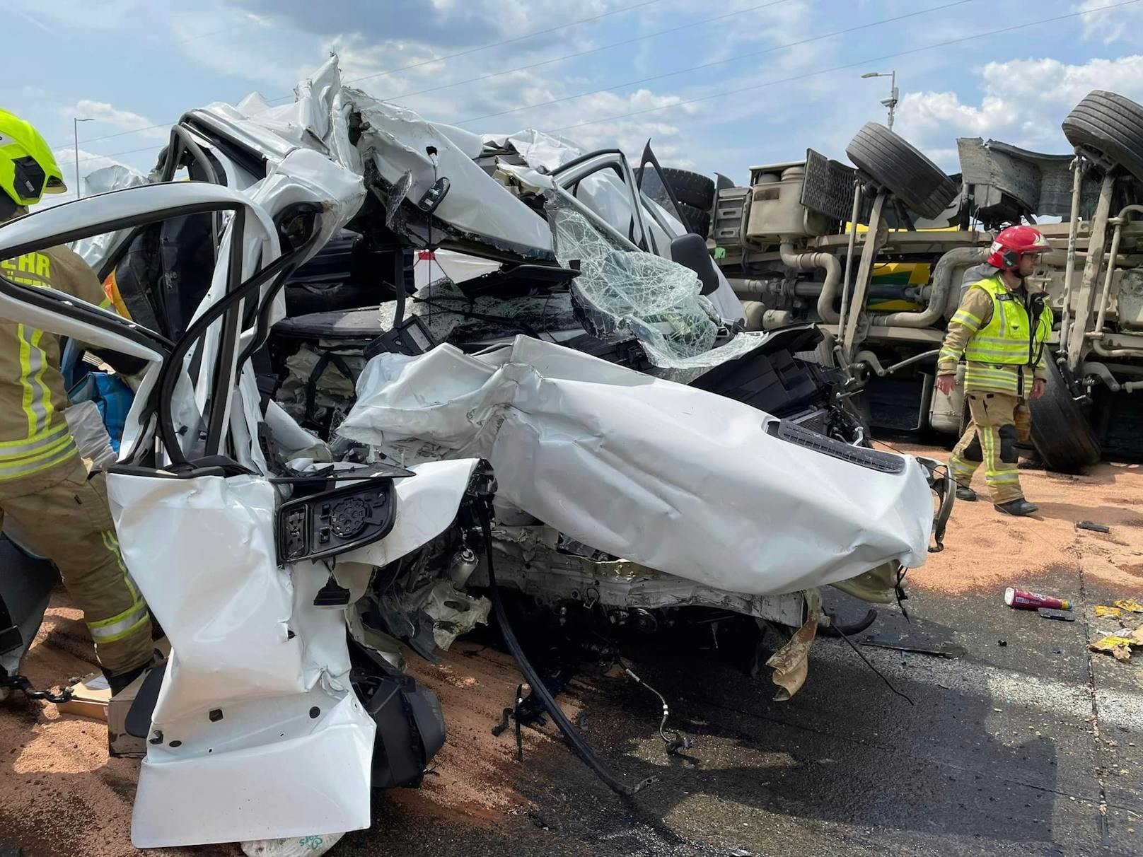 Im Rückstau eines Unfalls kam es auf der A9 südlich von Graz zu einem zweiten, tödlichen Crash. Ein Lieferwagen wurde zwischen zwei Lkw völlig zerquetscht. Für die Lenkerin kam jede Hilfe zu spät.