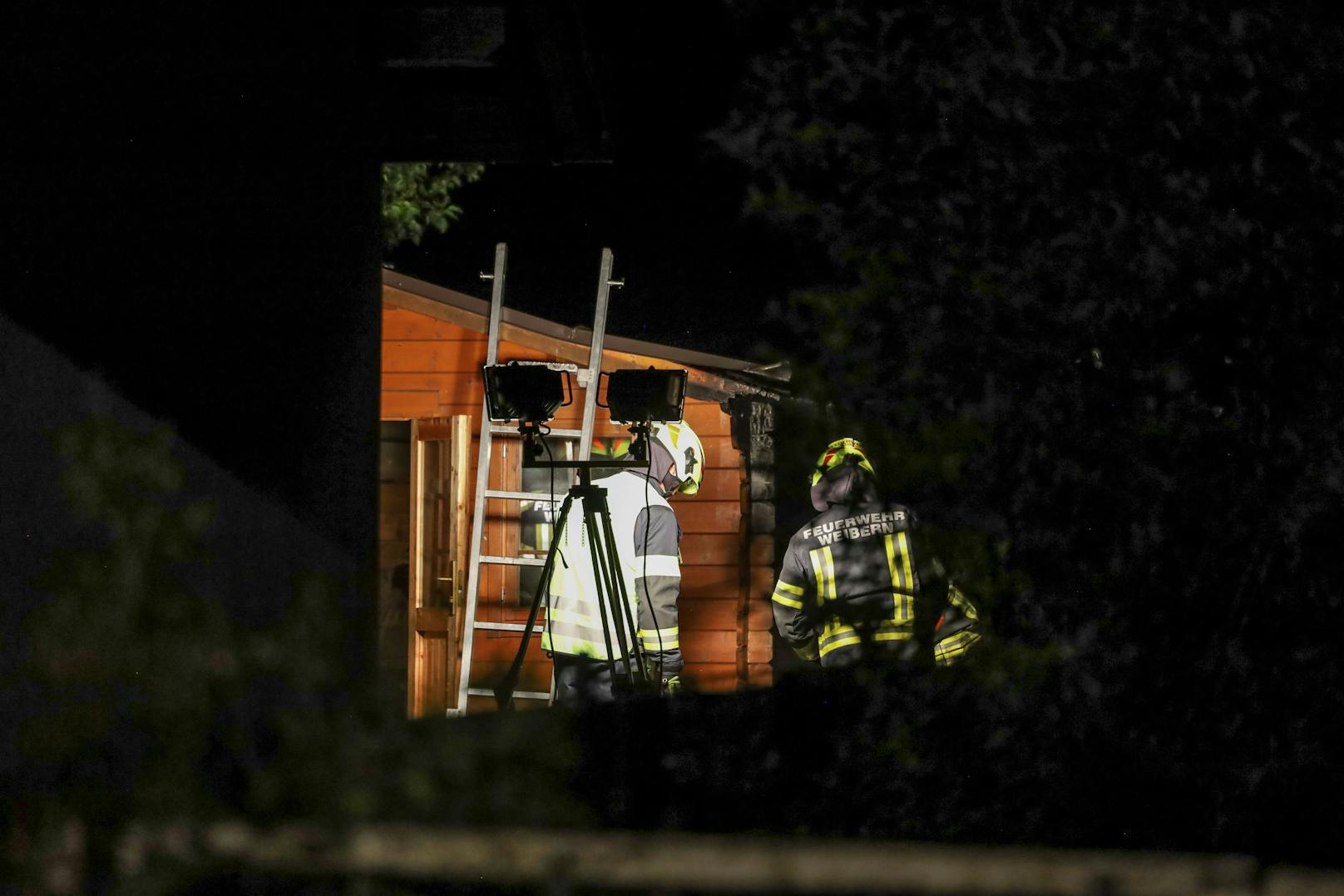 Die Feuerwehr stand in der Nacht auf Dienstag bei einem Brand einer Gartenhütte auf dem Grundstück eines Einfamilienhauses in Weibern (Bezirk Grieskirchen) im Einsatz.
