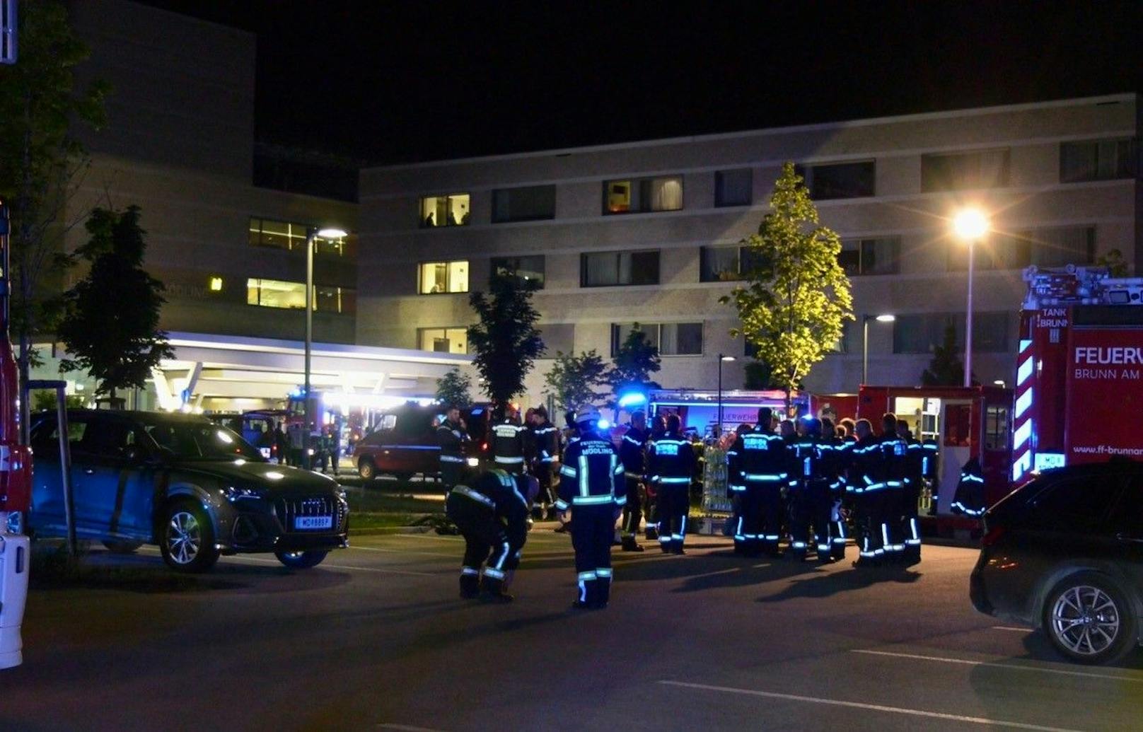 Gegen 1 Uhr früh kam es im Krankenhaus Mödling zu einem Brand. Das Feuer soll nach ersten Informationen im 3. Stock ausgebrochen sein. 10 Feuerwehren standen im Einsatz.  Es gab drei Tote zu beklagen.