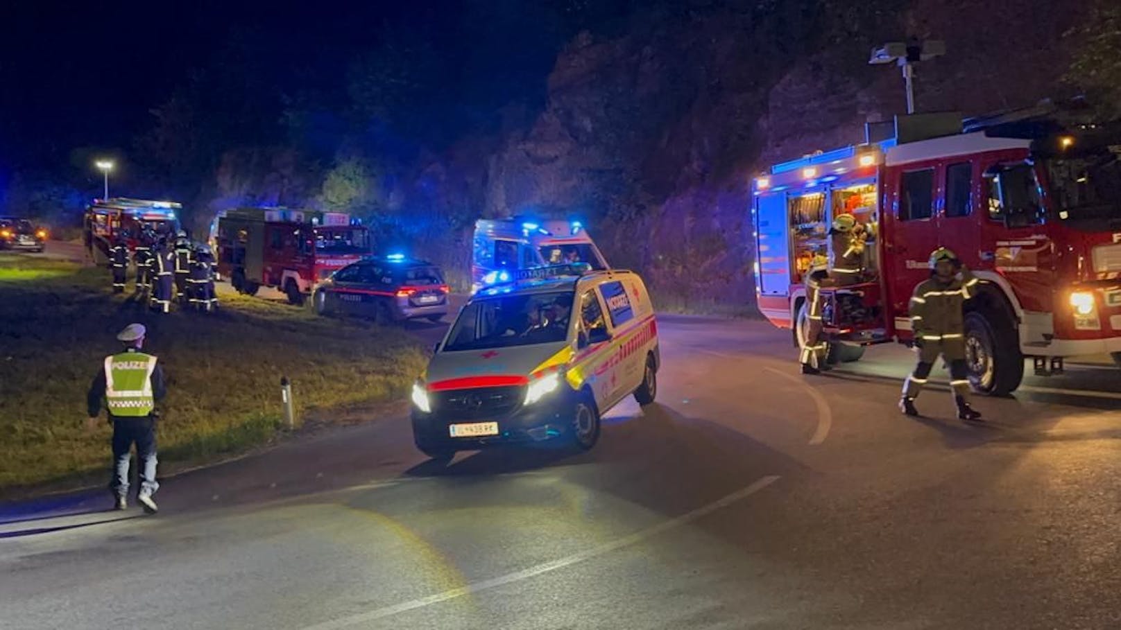 Durch den Unfall wurden sowohl der Lenker als auch die übrigen Fahrzeuginsassen, eine 16-jährige Österreicherin, ein Österreicher im Alter von 16 Jahren und zwei Deutsche im Alter von 17 Jahren unbestimmten Grades verletzt und mit der Rettung in das Krankenhaus nach Kufstein eingeliefert.