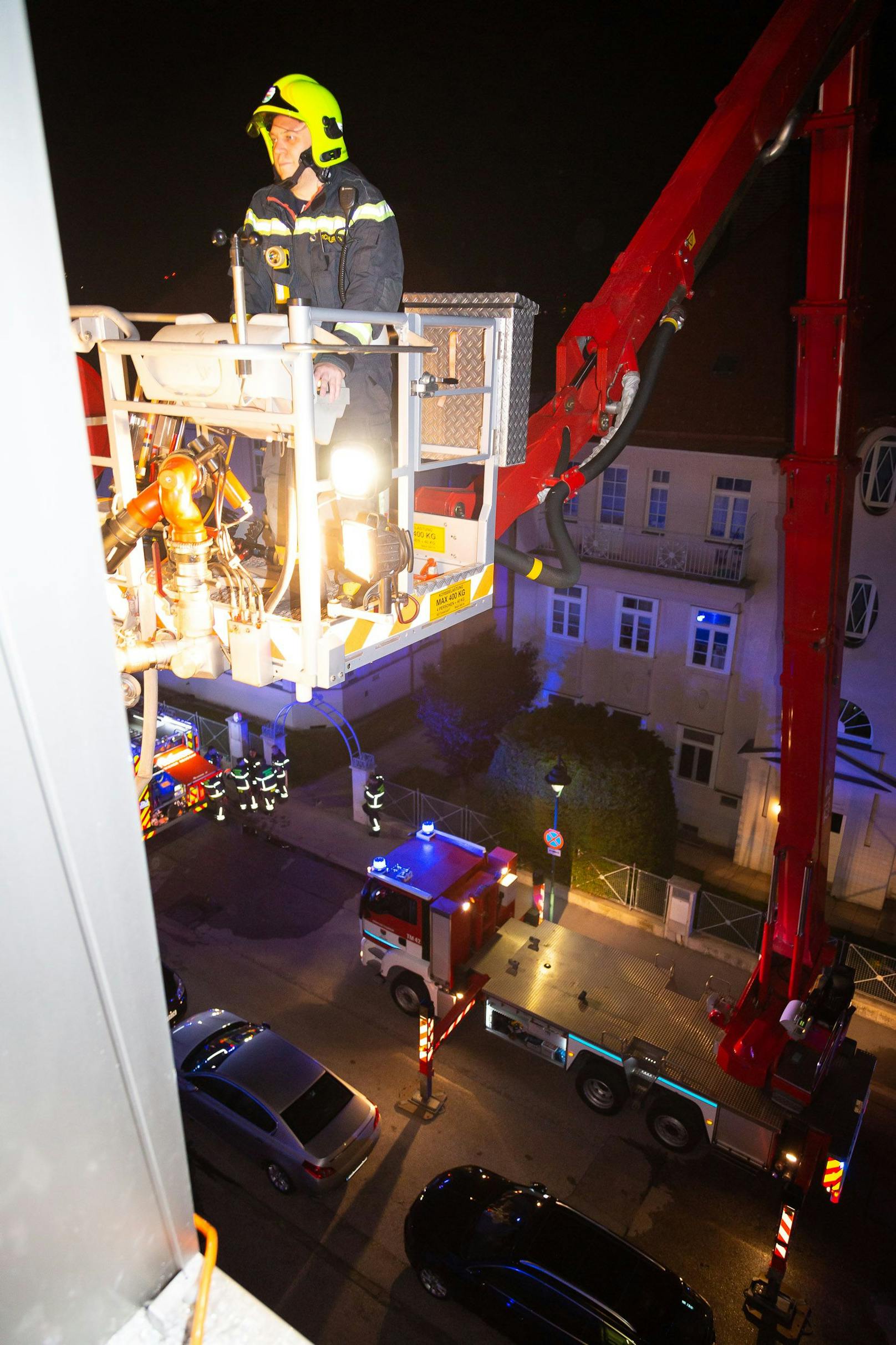 Gegen 1 Uhr früh kam es im Krankenhaus Mödling zu einem Brand. Das Feuer soll nach ersten Informationen im 3. Stock ausgebrochen sein. 10 Feuerwehren standen im Einsatz. Es gab drei Tote zu beklagen.