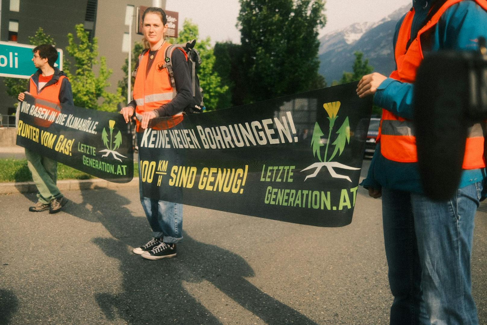 Am 30. Mai legten Klima-Kleber der Letzten Generation in Innsbruck den Verkehr lahm und blockierten die Straße vor dem Tivoli-Stadion.